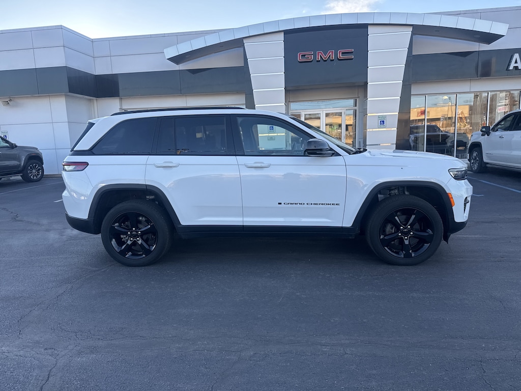 Used 2023 Jeep Grand Cherokee Laredo SUV