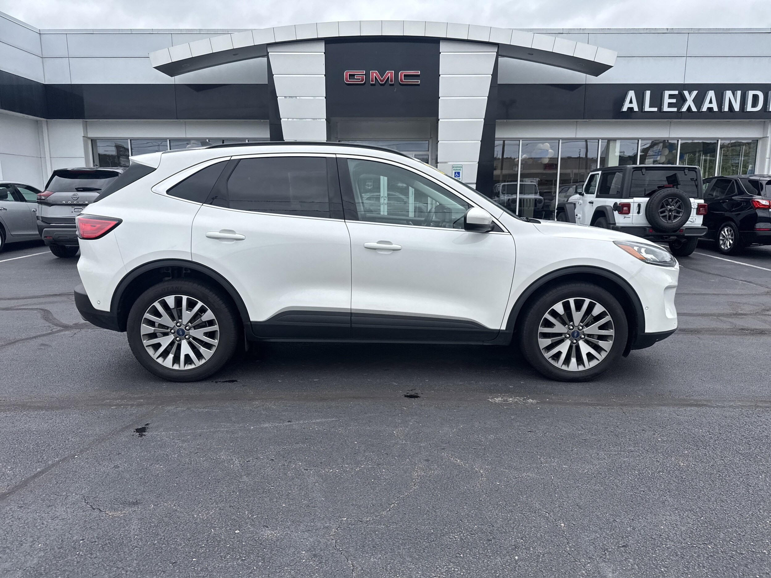 2021 Ford Escape Titanium photo 2