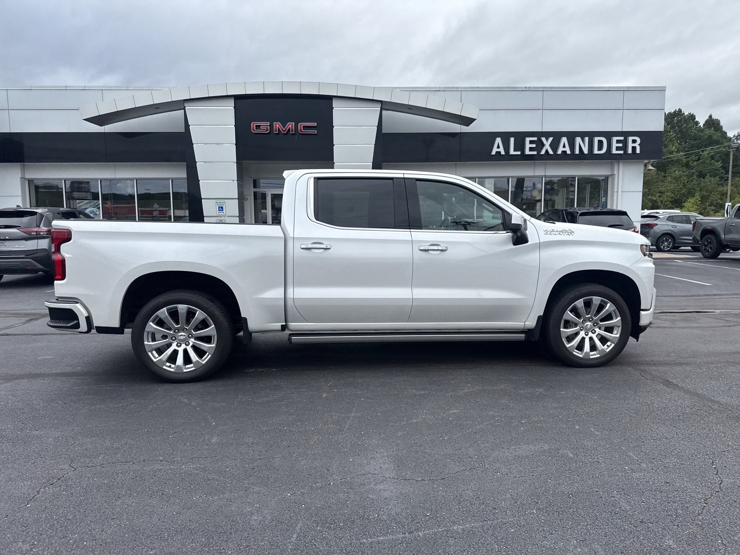 2022 Chevrolet Silverado 1500 High Country photo 2