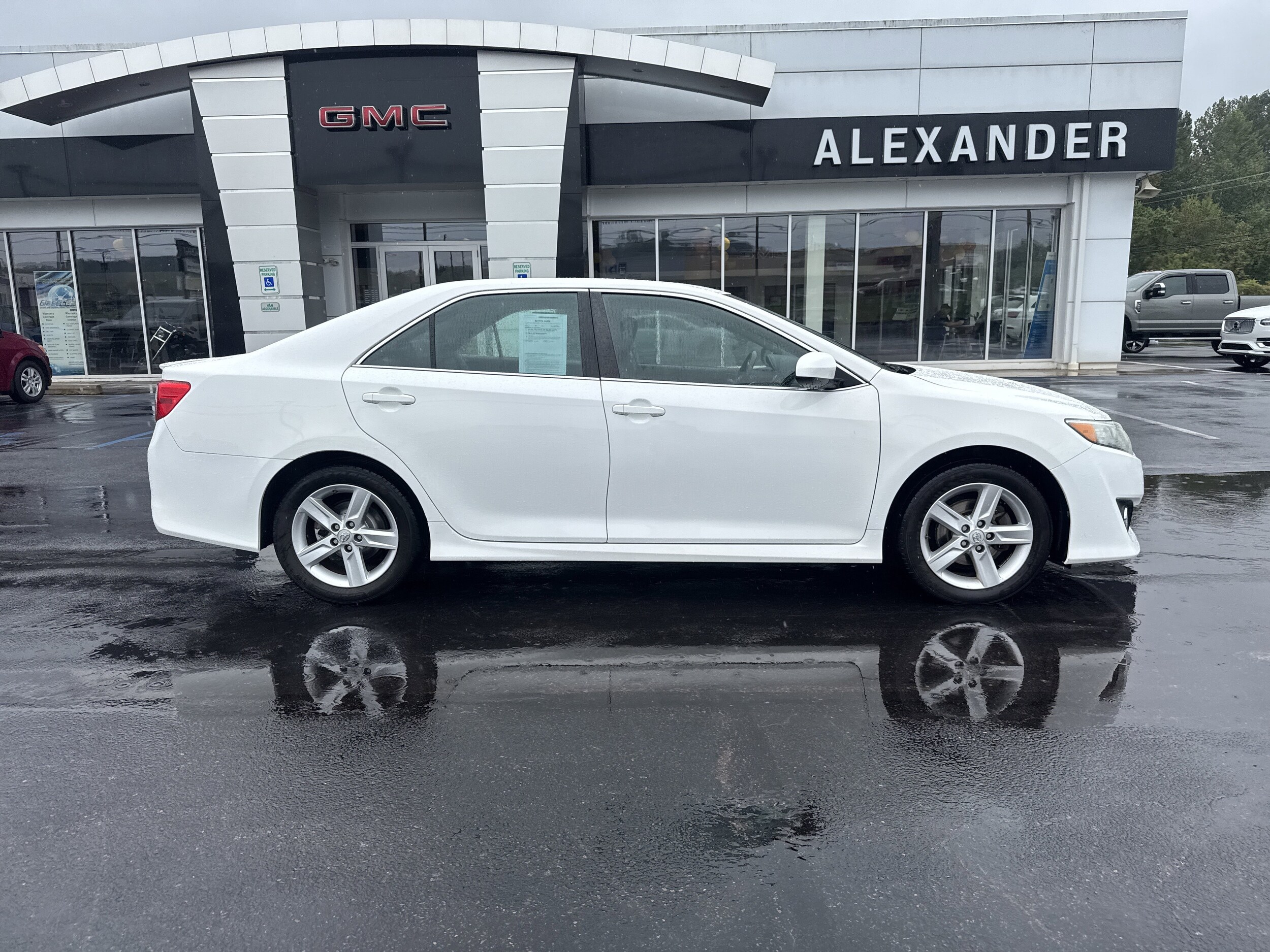 2014 Toyota Camry SE photo 2