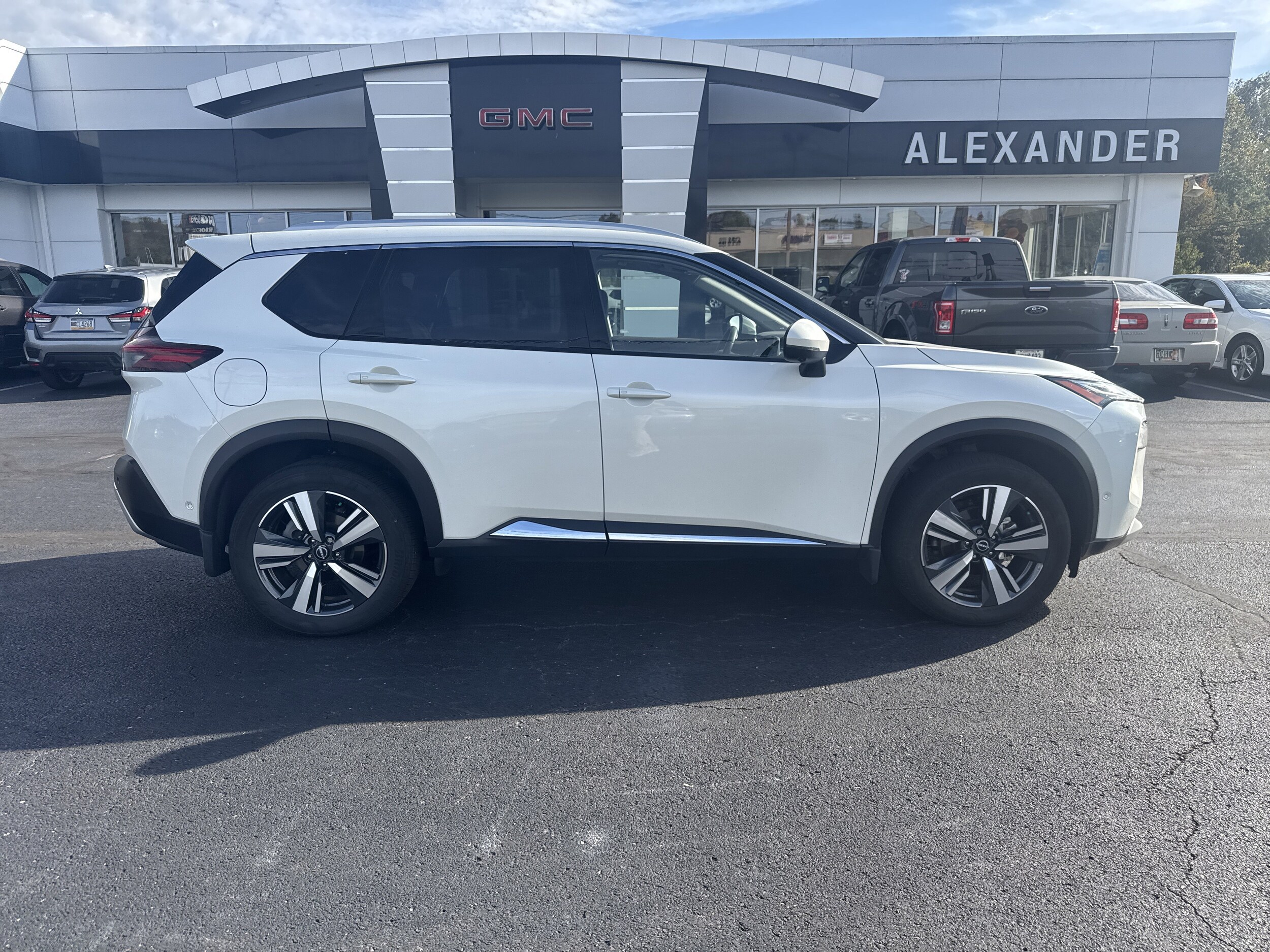 2023 Nissan Rogue Platinum photo 2