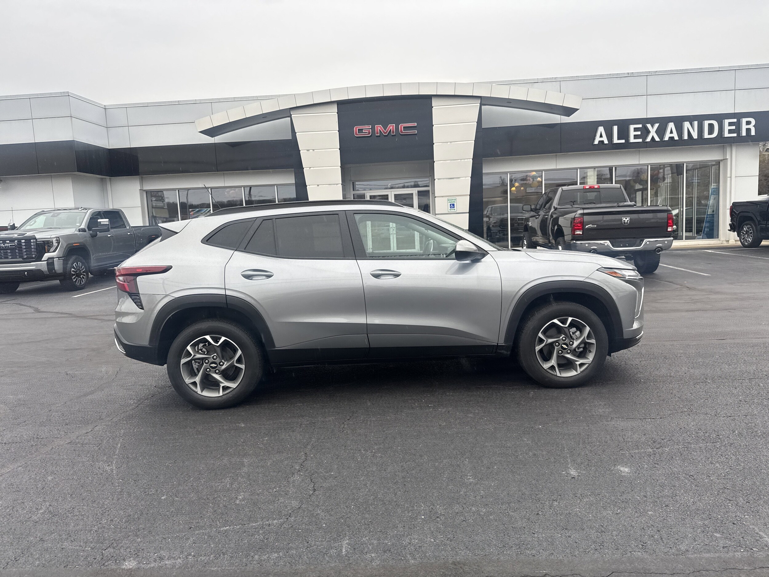 2024 Chevrolet Trax LT photo 2