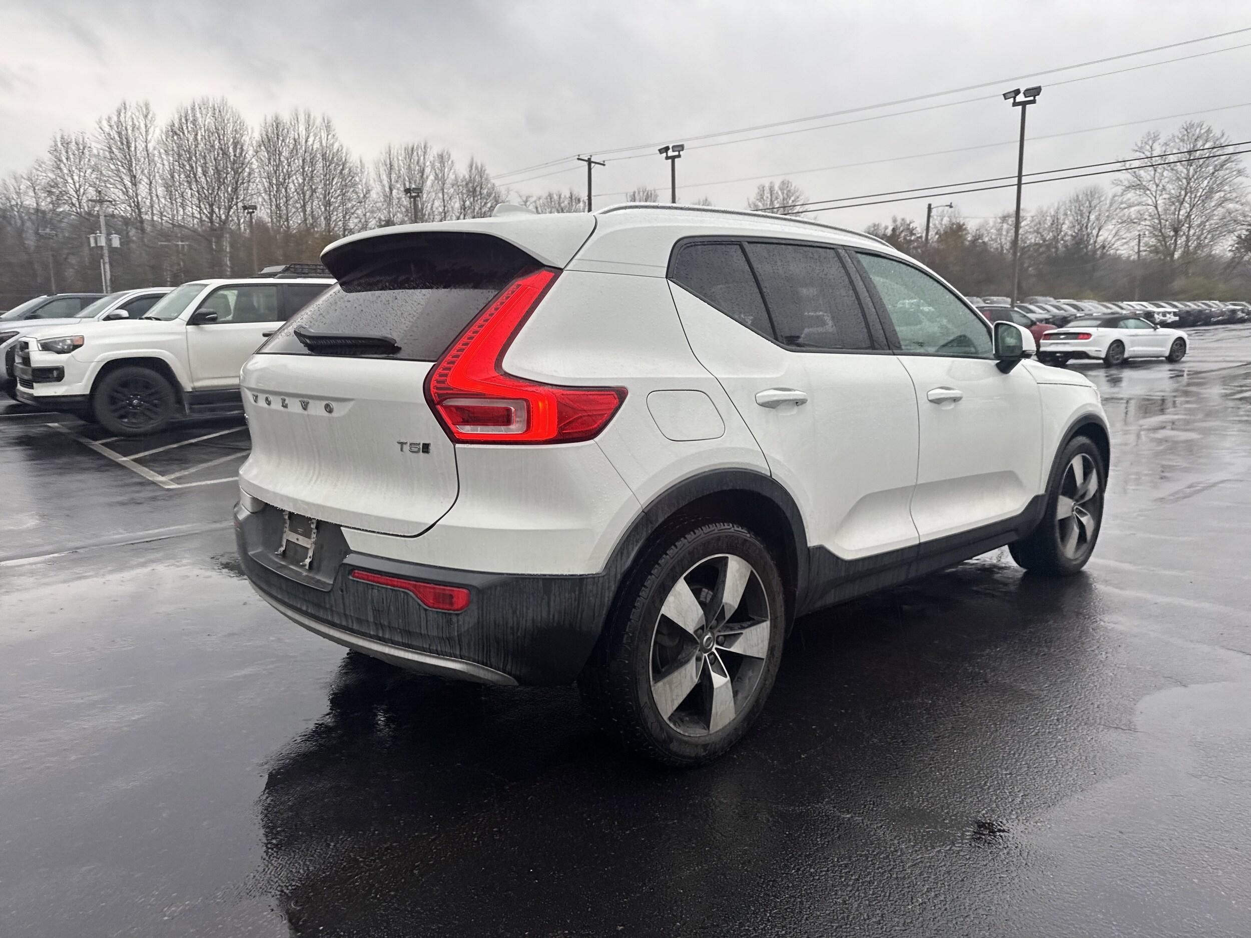 2020 Volvo XC40 T5 Momentum photo 3