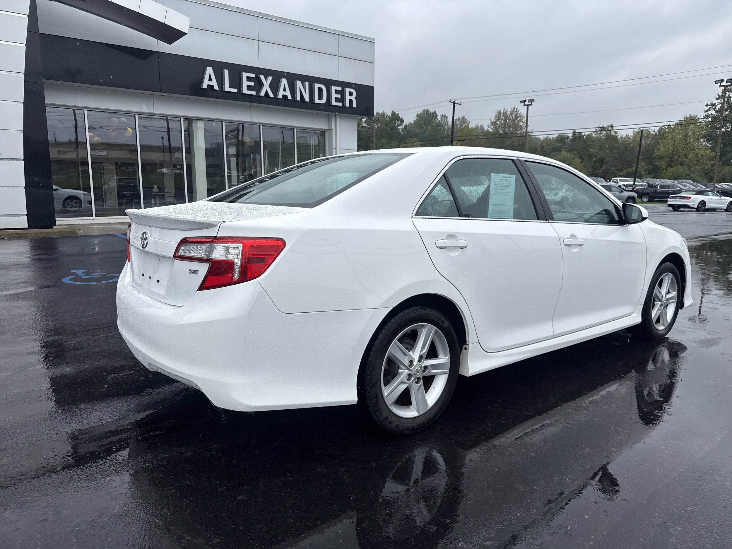 2014 Toyota Camry SE photo 3