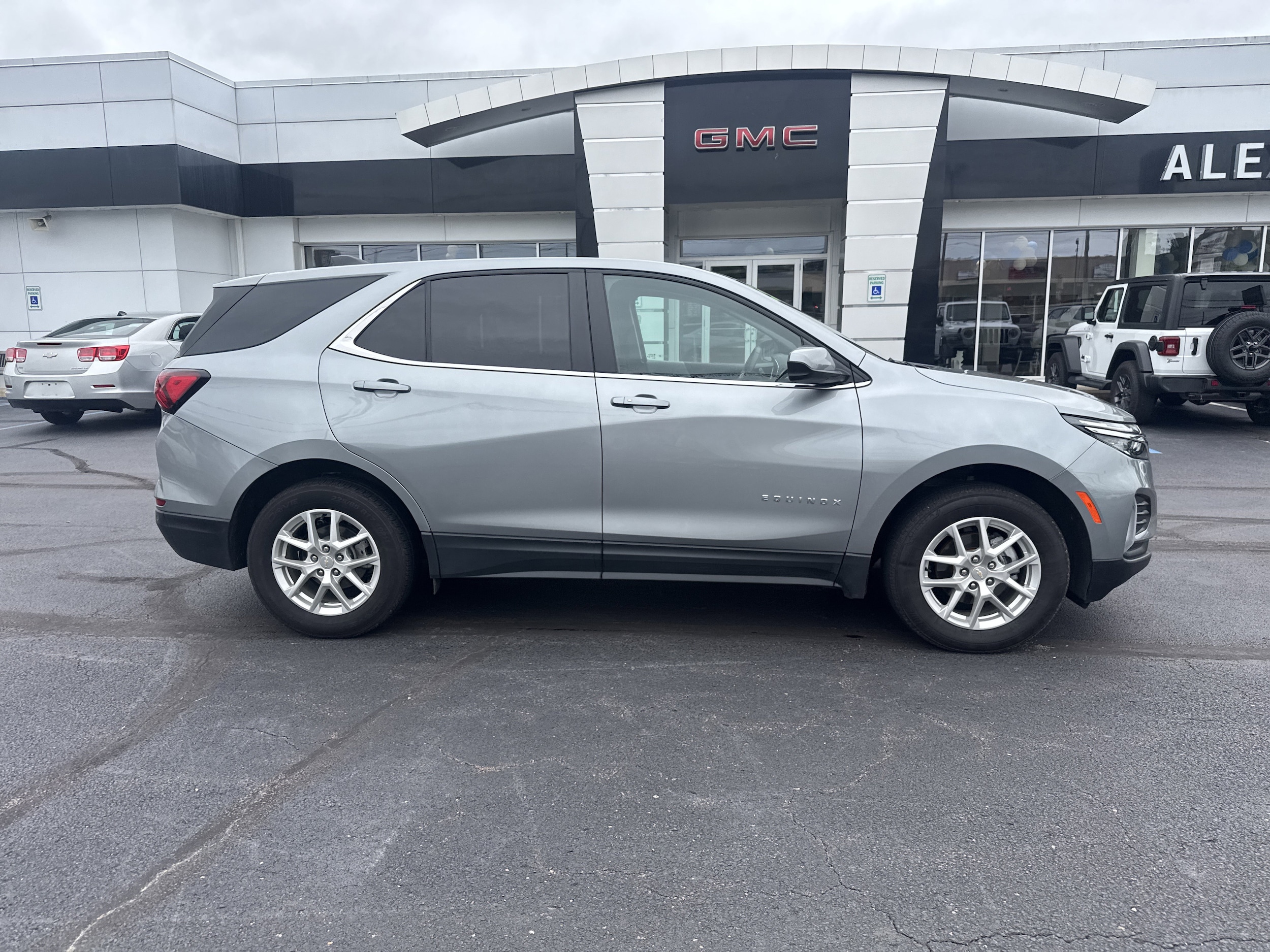 2023 Chevrolet Equinox LT photo 2