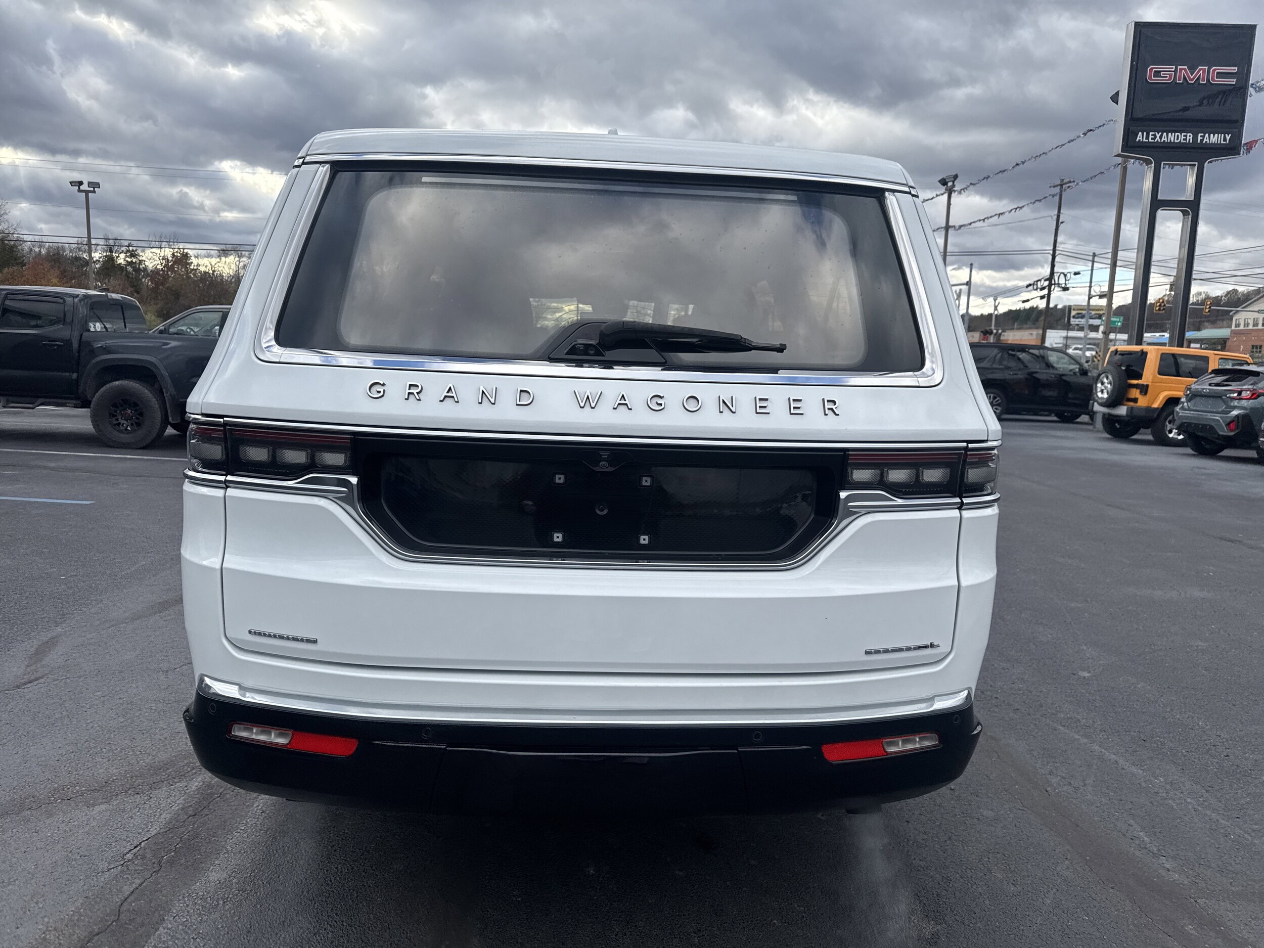 2023 Jeep Grand Wagoneer L III photo 3