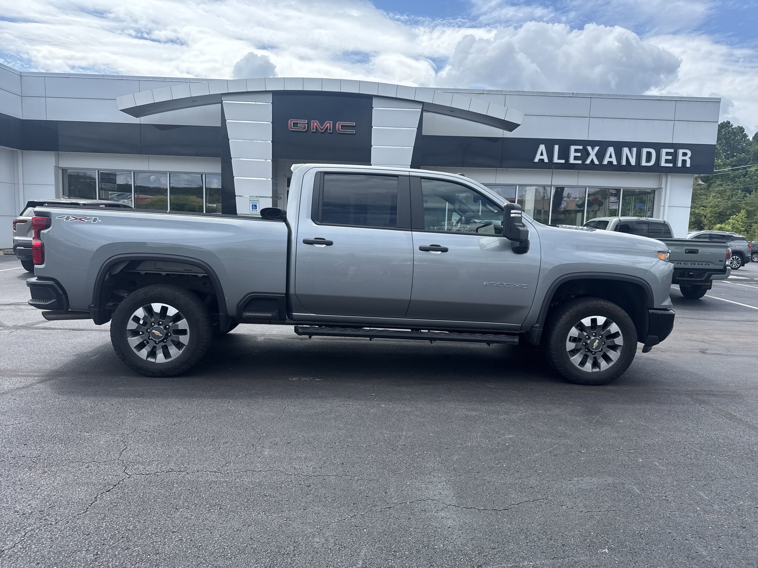 2024 Chevrolet Silverado 2500HD Custom photo 2