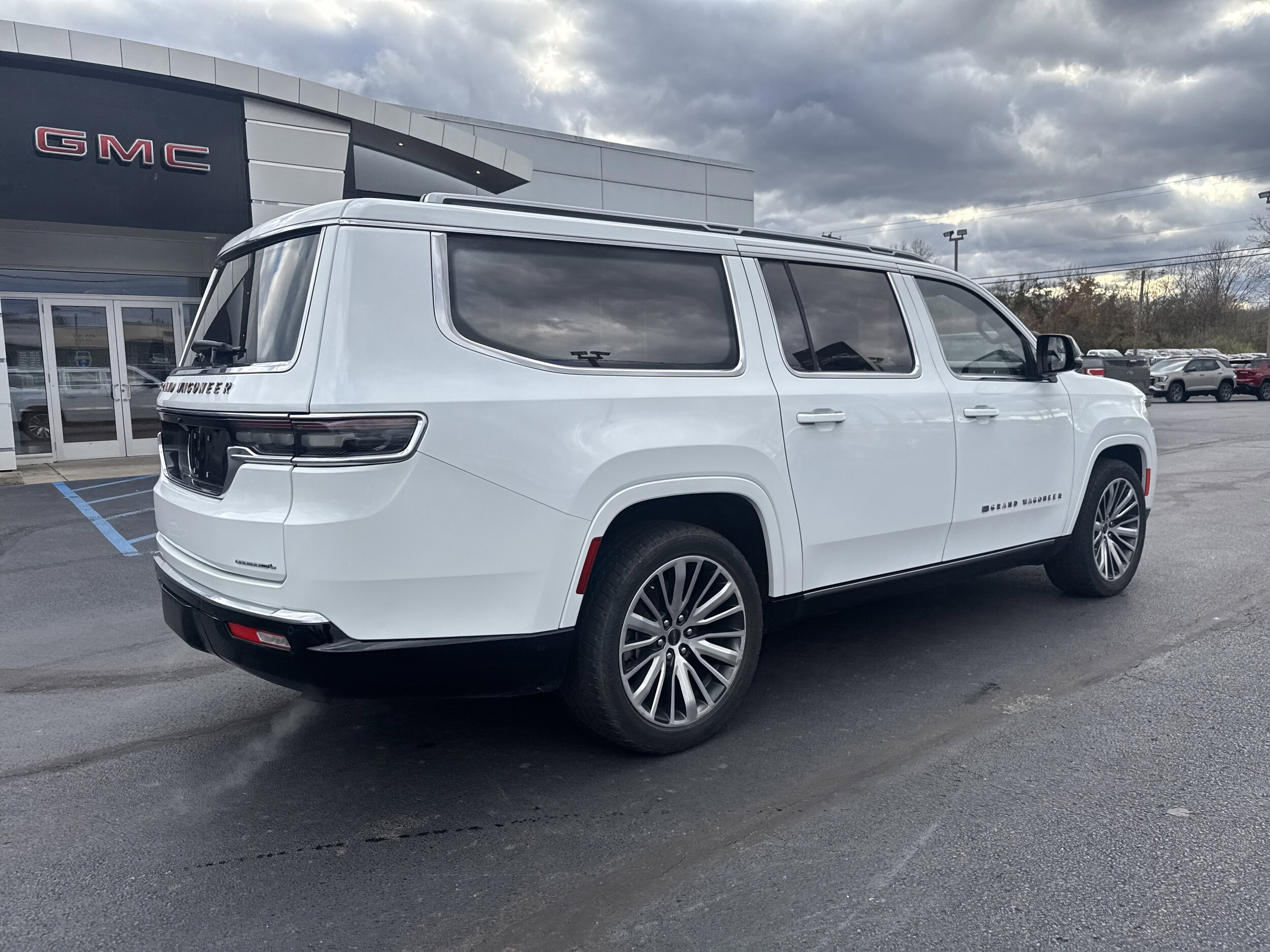 2023 Jeep Grand Wagoneer L III photo 2