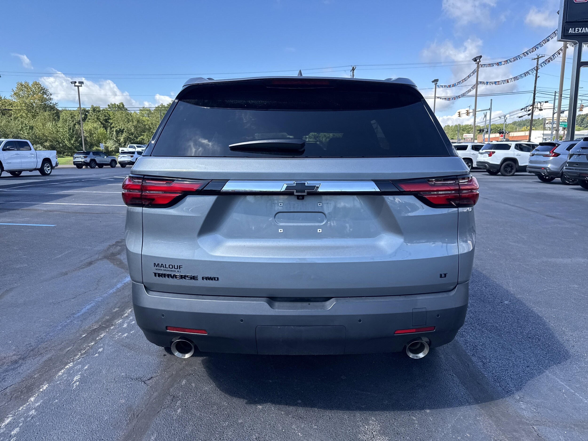 2023 Chevrolet Traverse Cloth 1LT photo 2