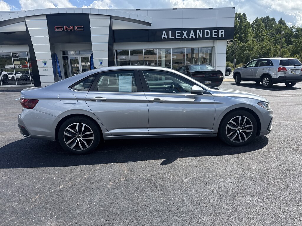 Used 2025 Volkswagen Jetta 1.5T SE Sedan