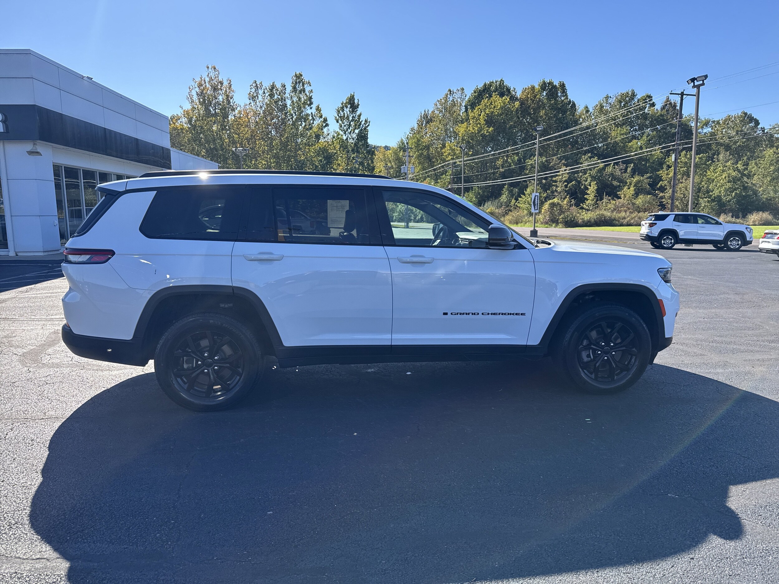 2024 Jeep Grand Cherokee Altitude photo 2