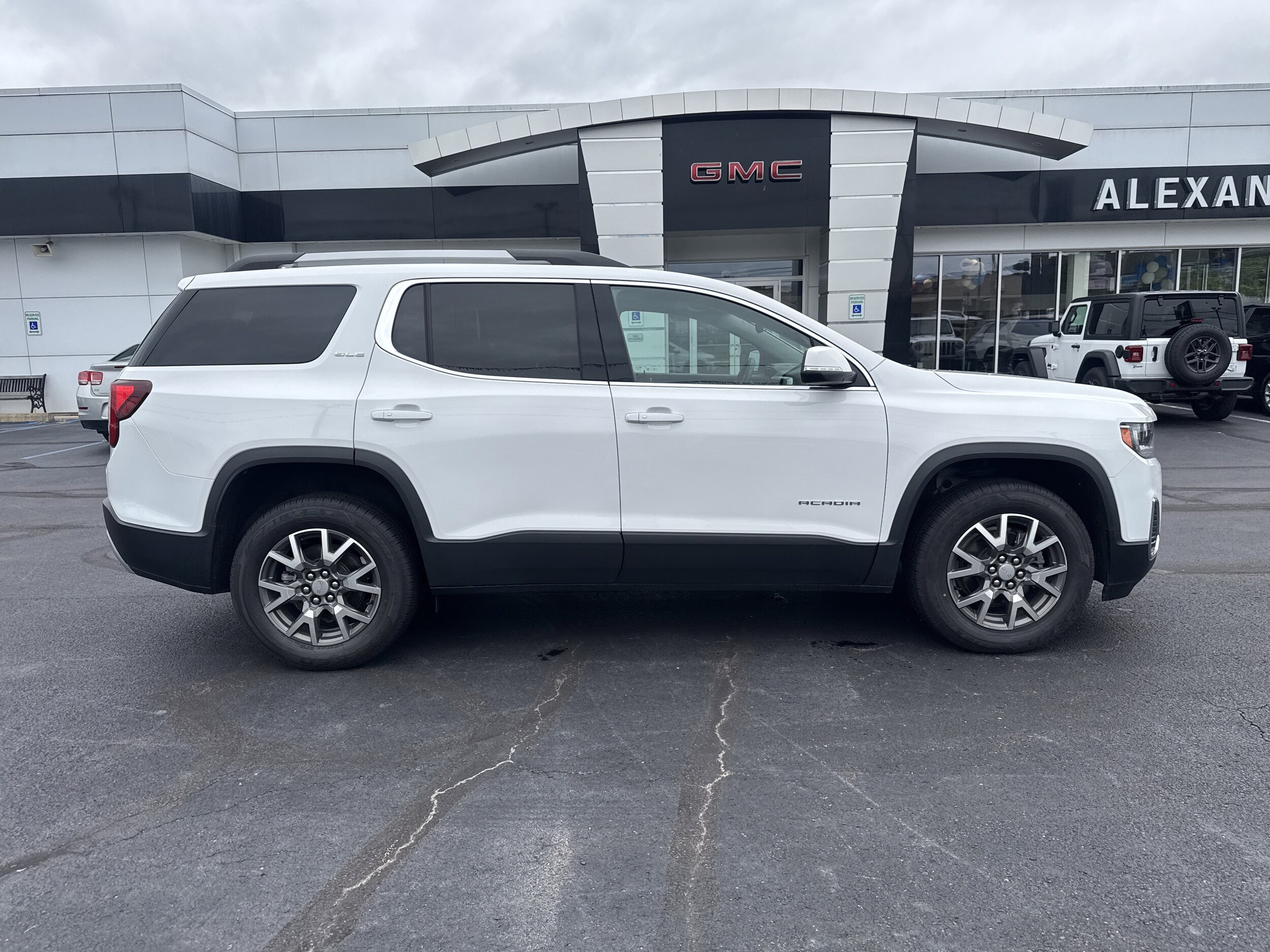 2023 Gmc Acadia SLE photo 2