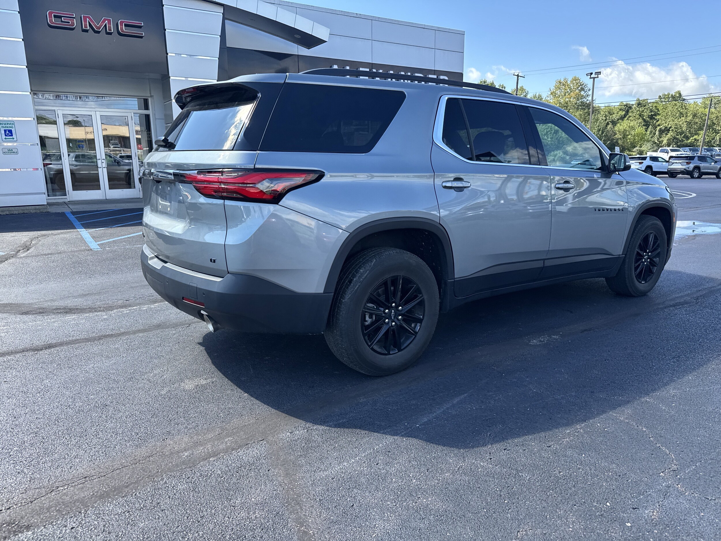 2023 Chevrolet Traverse Cloth 1LT photo 2