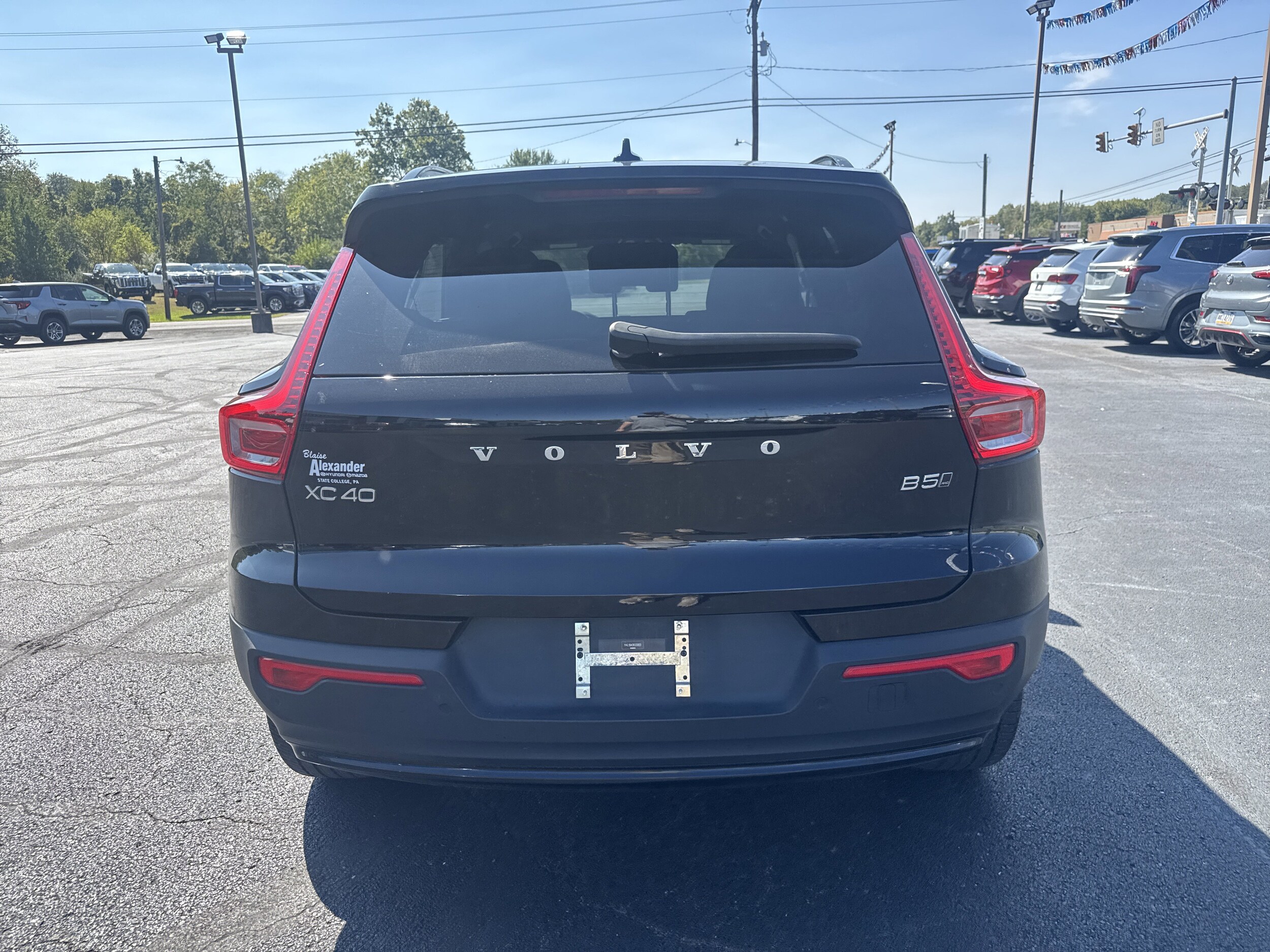 2024 Volvo XC40 Core photo 2