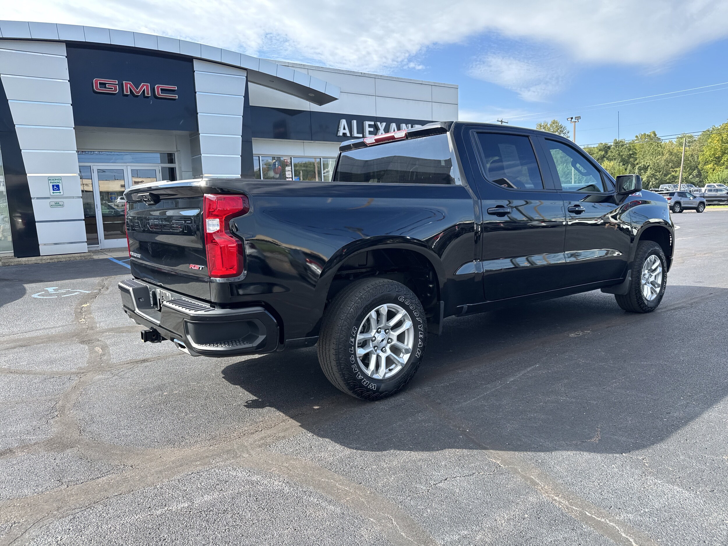 2022 Chevrolet Silverado 1500 RST photo 2