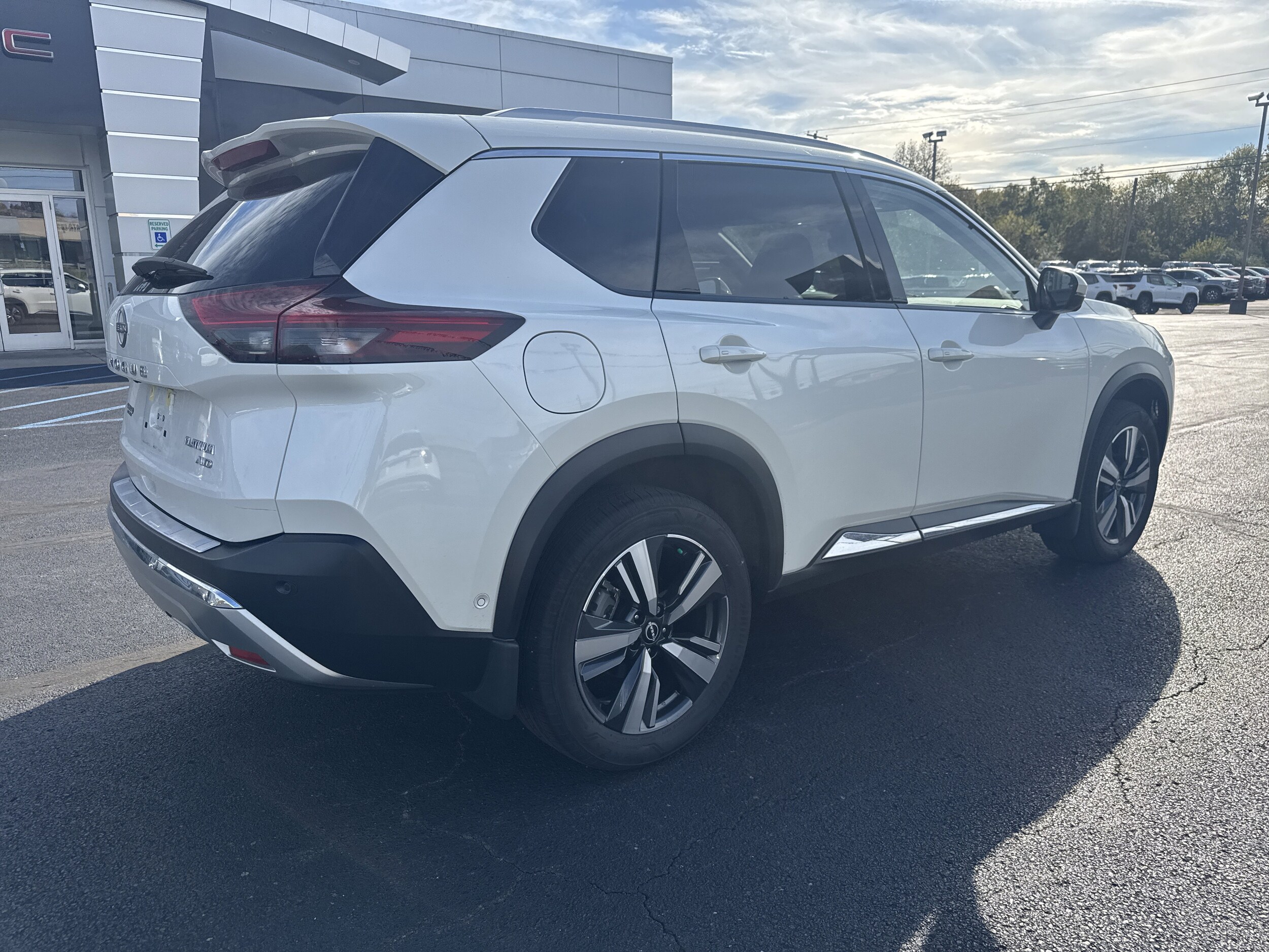 2023 Nissan Rogue Platinum photo 3