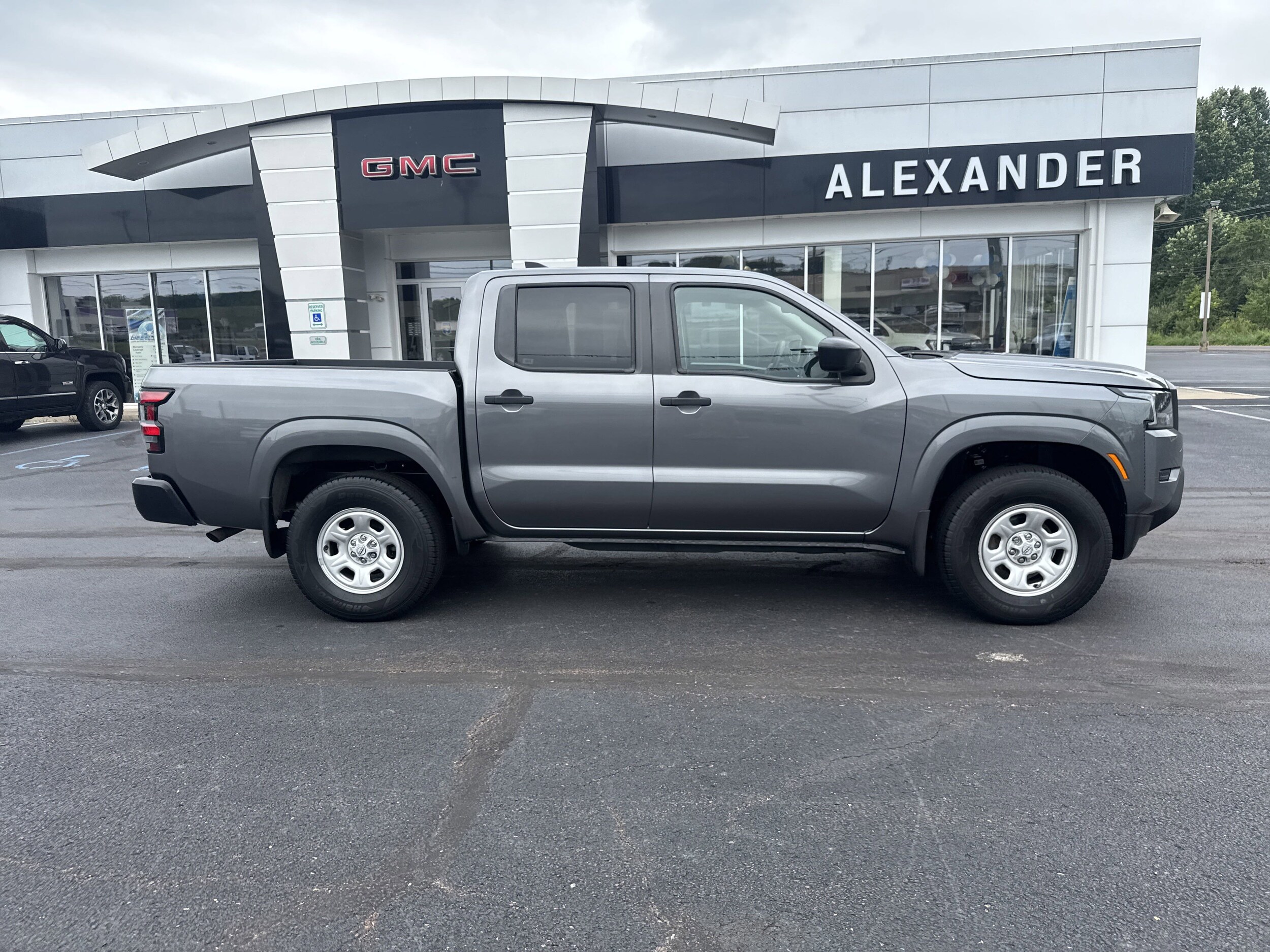 2023 Nissan Frontier Crew Cab S photo 2