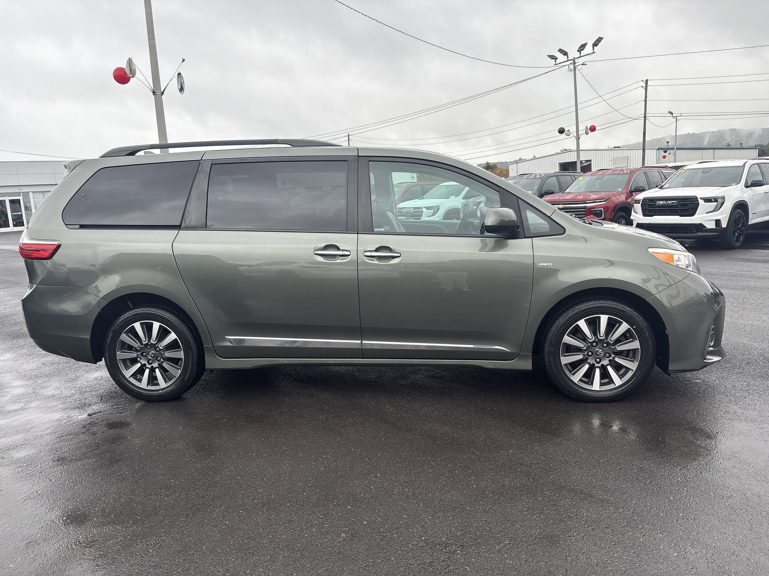 2018 Toyota Sienna XLE photo 2