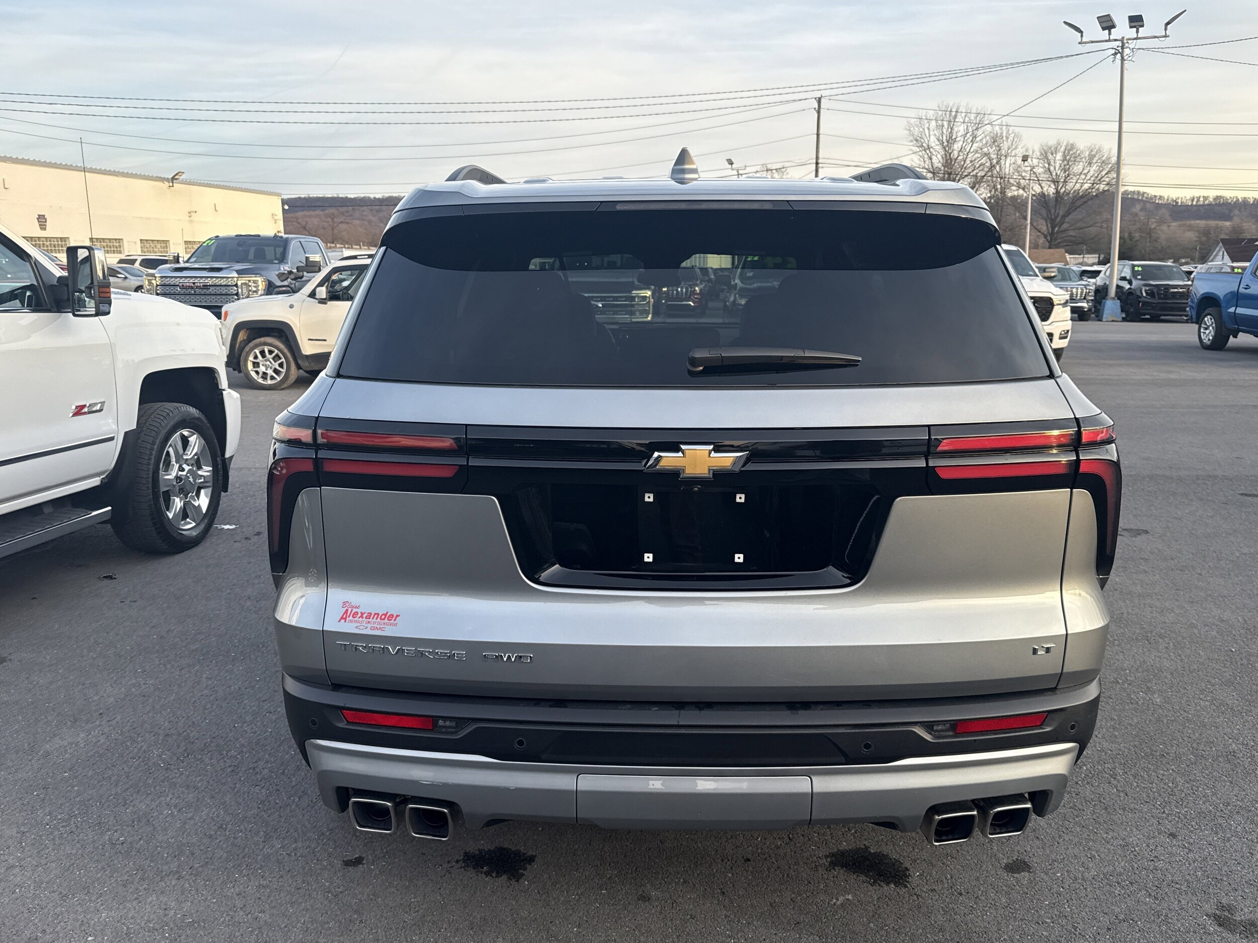 2024 Chevrolet Traverse photo 2
