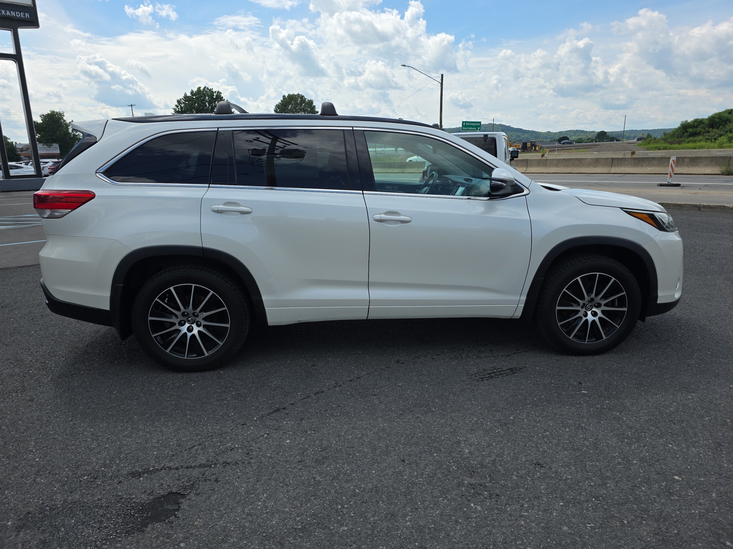 Used 2018 Toyota Highlander SE with VIN 5TDJZRFH3JS489259 for sale in Selinsgrove, PA