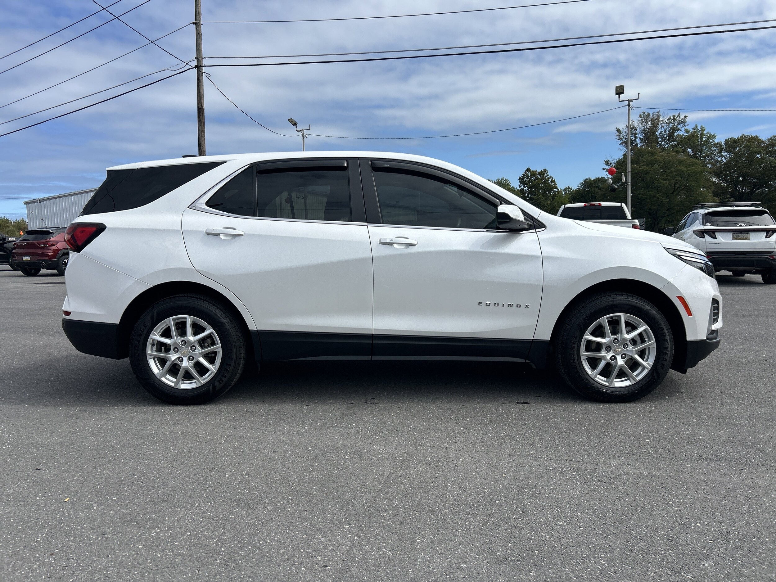2022 Chevrolet Equinox LT photo 2
