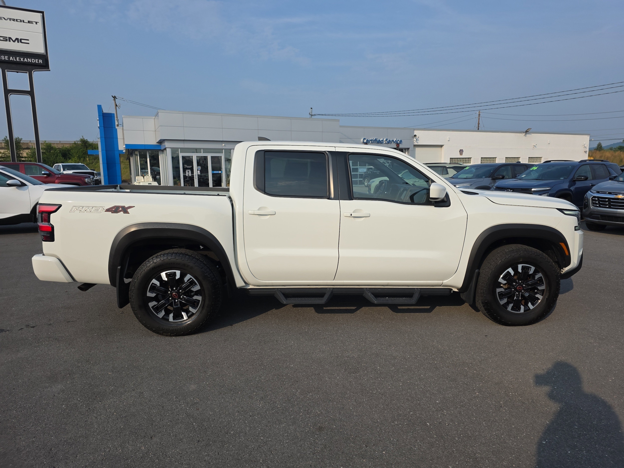 2022 Nissan Frontier PRO-4X photo 2