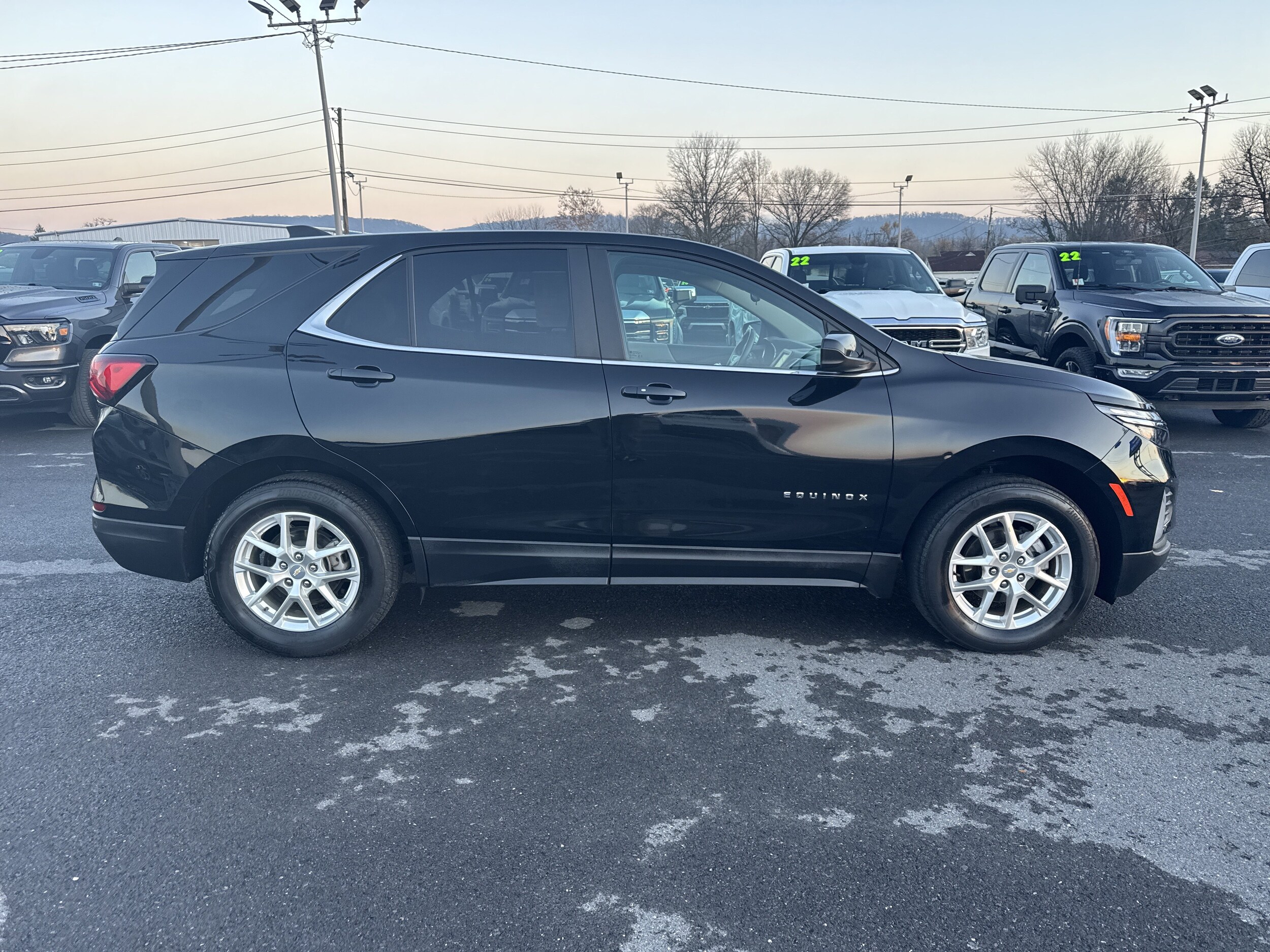 2024 Chevrolet Equinox LT photo 2