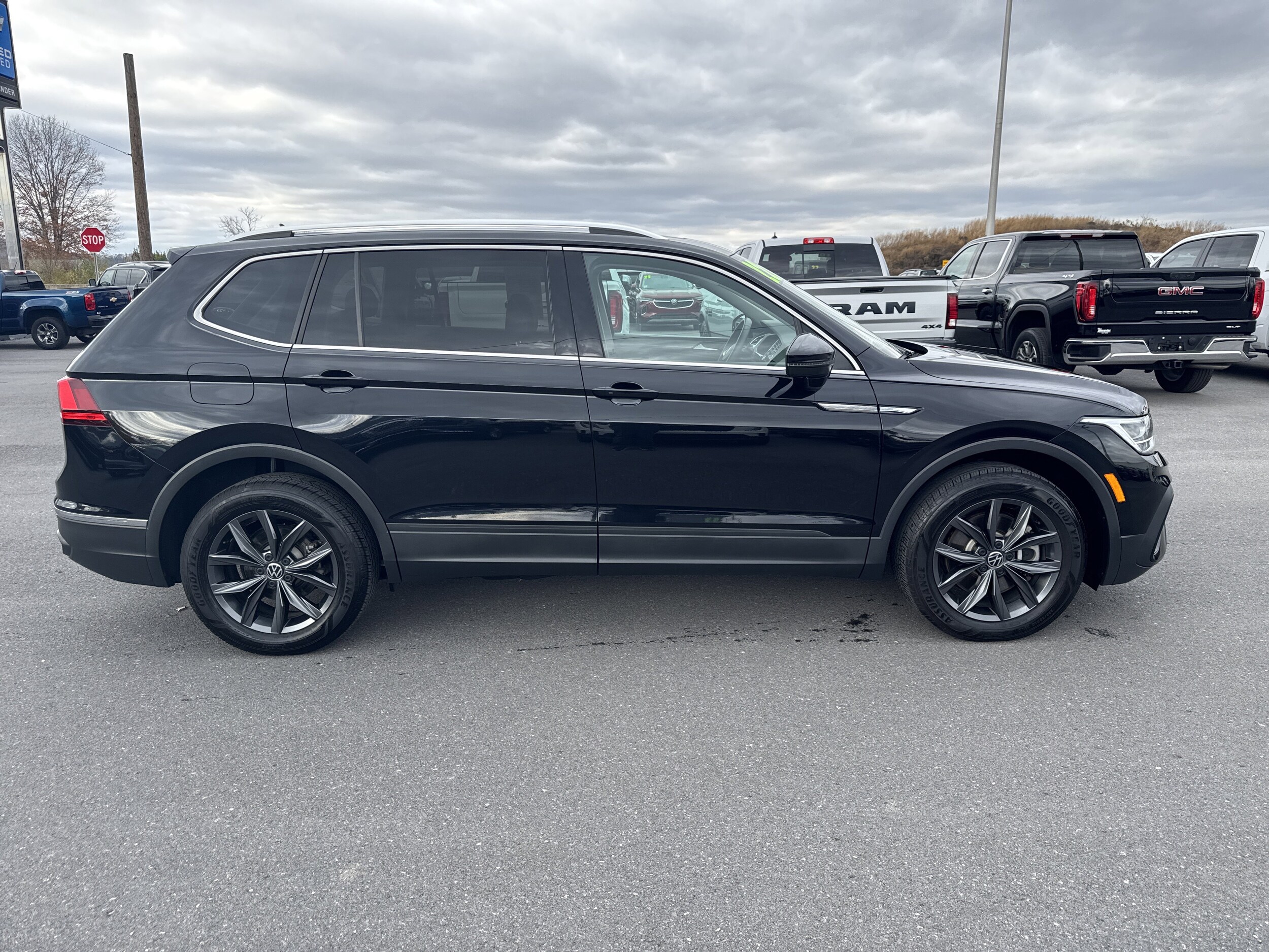 2022 Volkswagen Tiguan SE photo 2