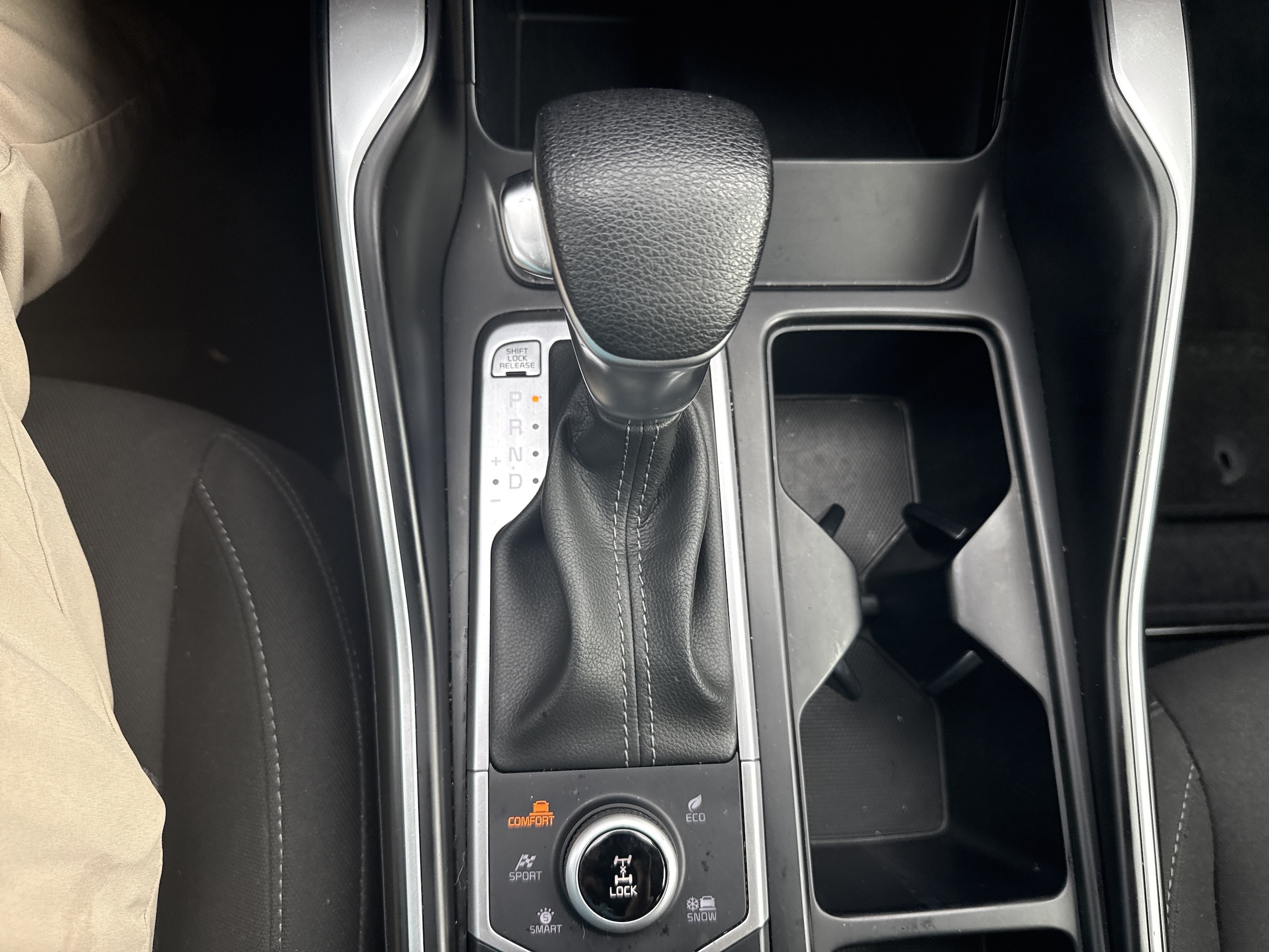2023 Kia Sorento LX - Photo 24