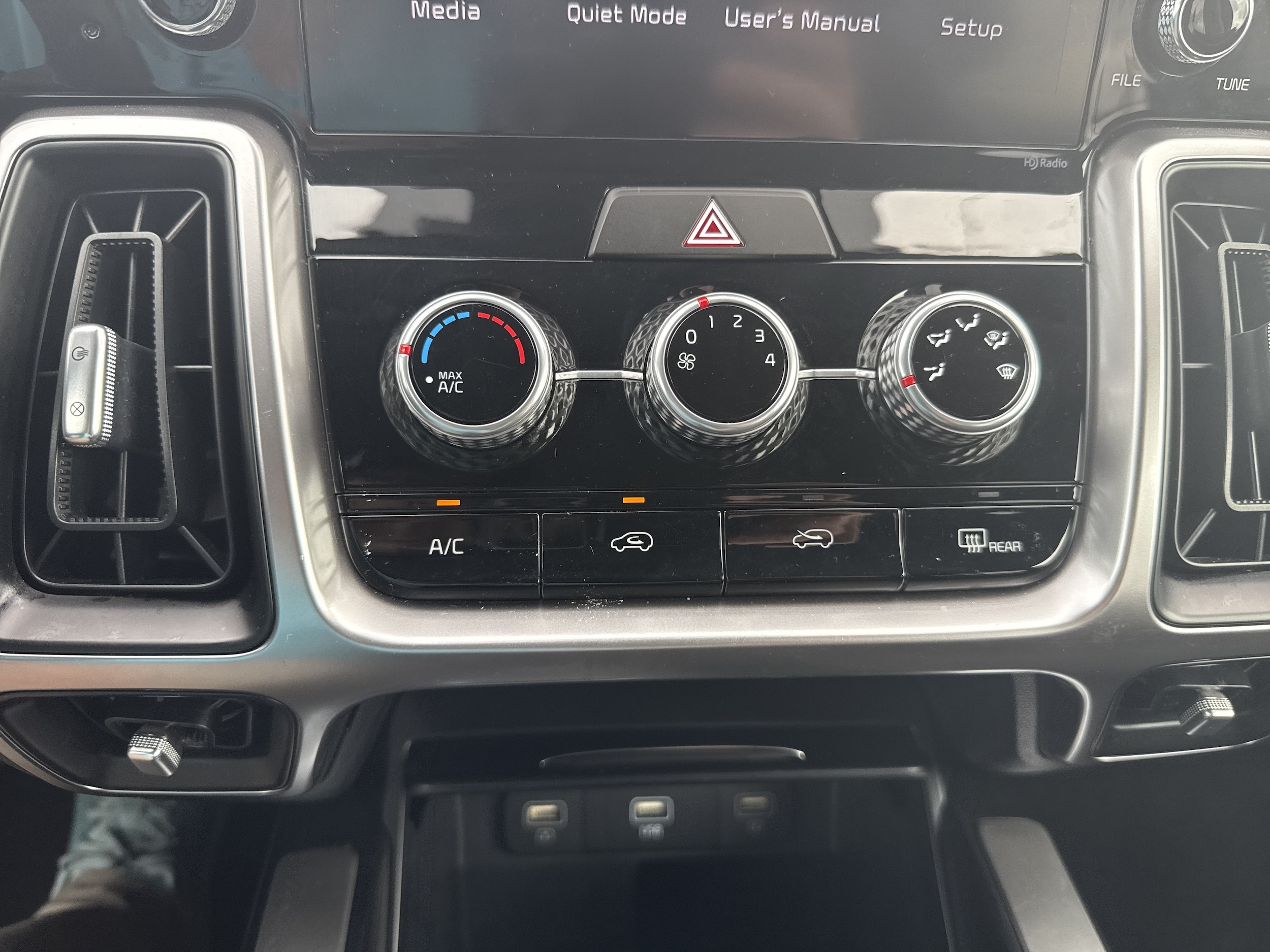 2023 Kia Sorento LX - Photo 28