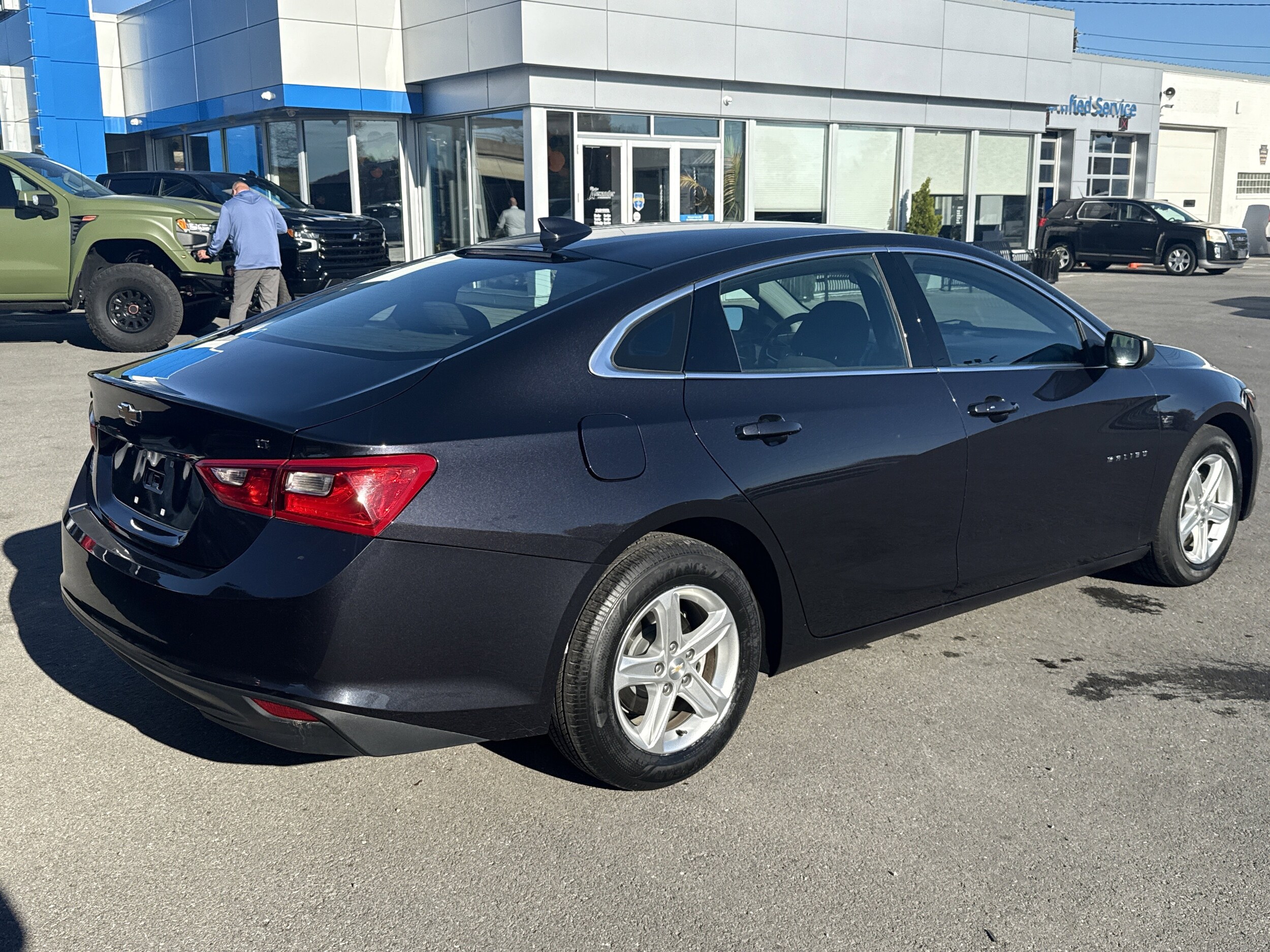 2023 Chevrolet Malibu 1LT photo 2