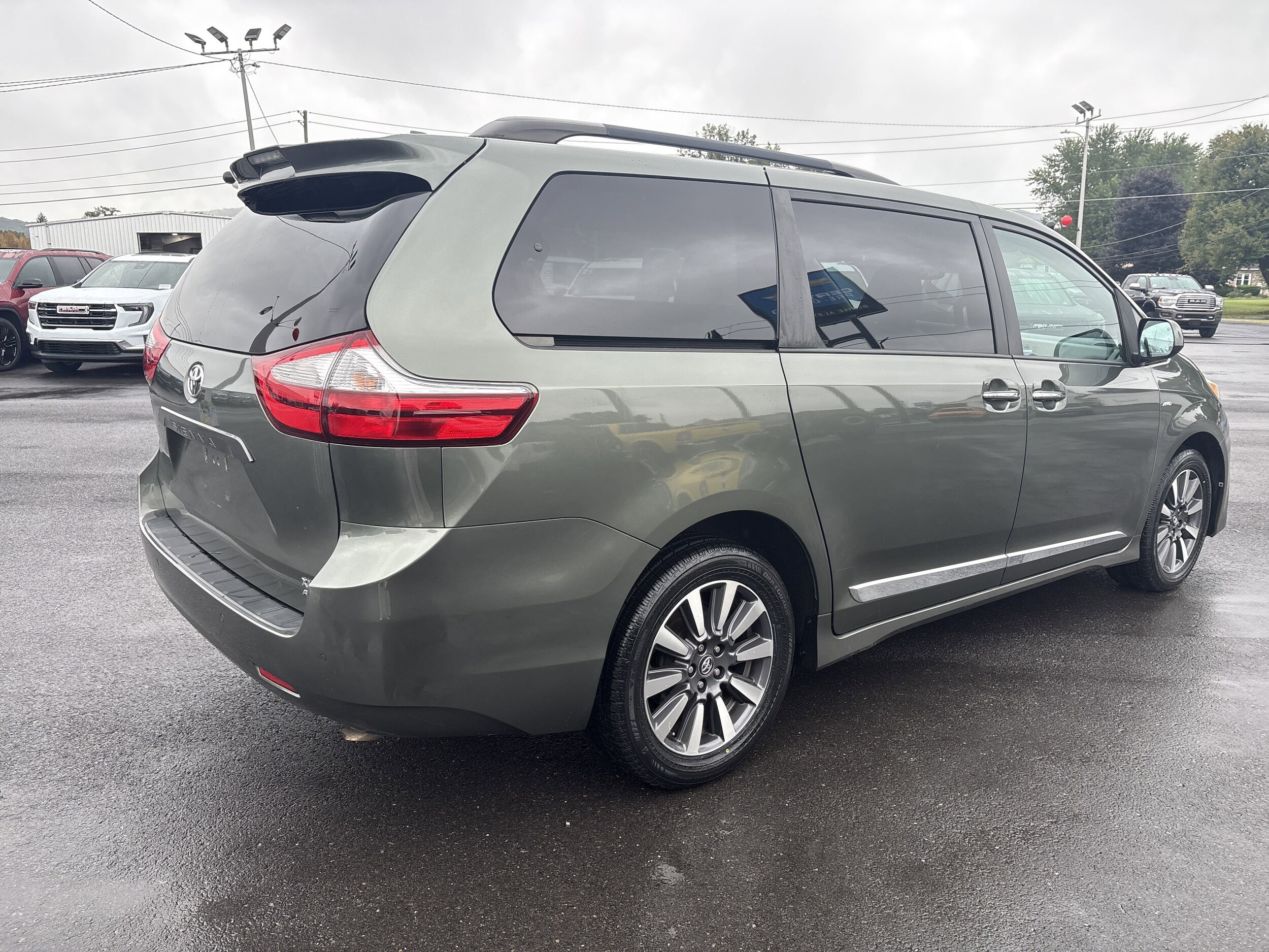 2018 Toyota Sienna XLE photo 3