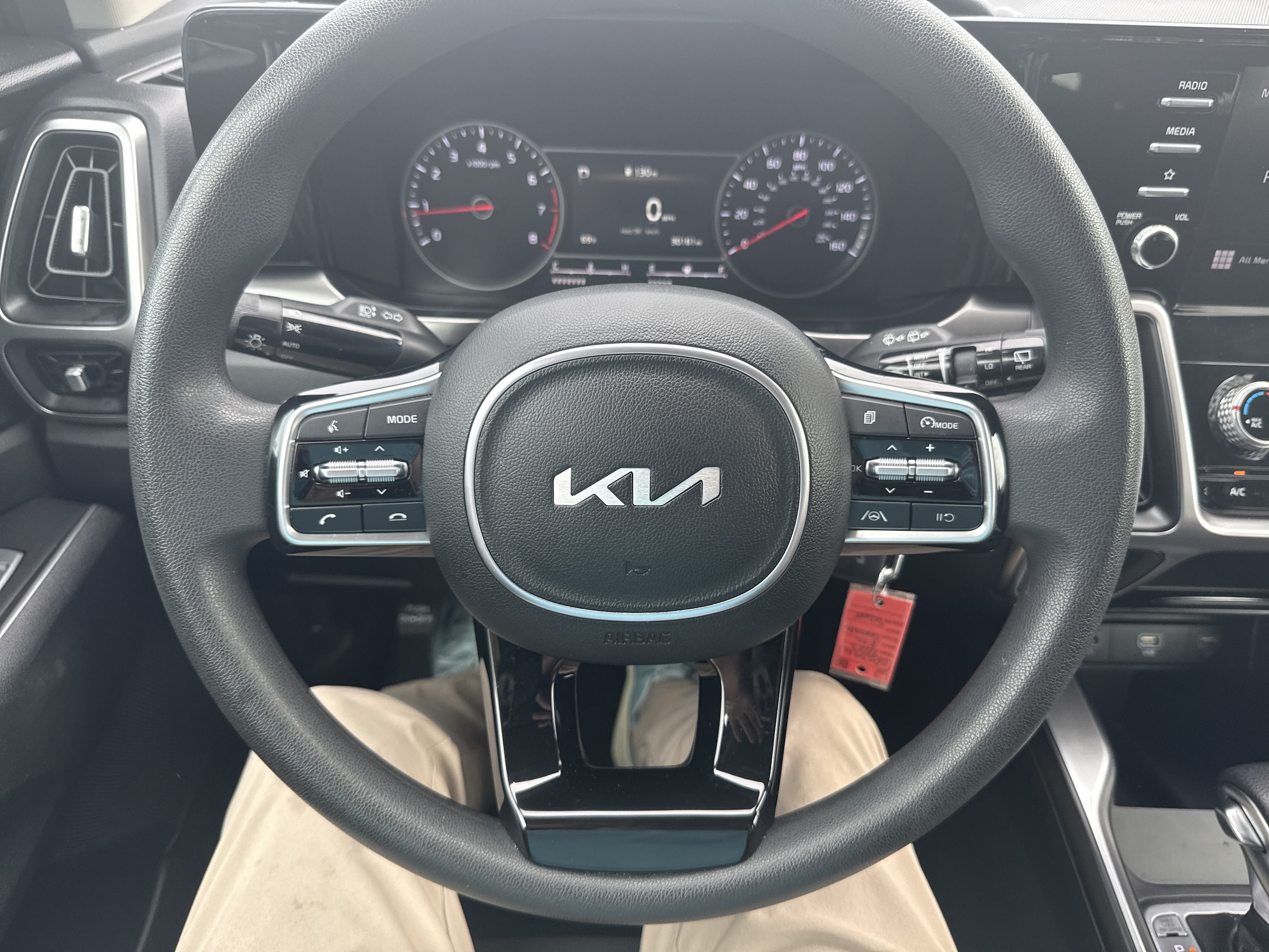 2023 Kia Sorento LX - Photo 18
