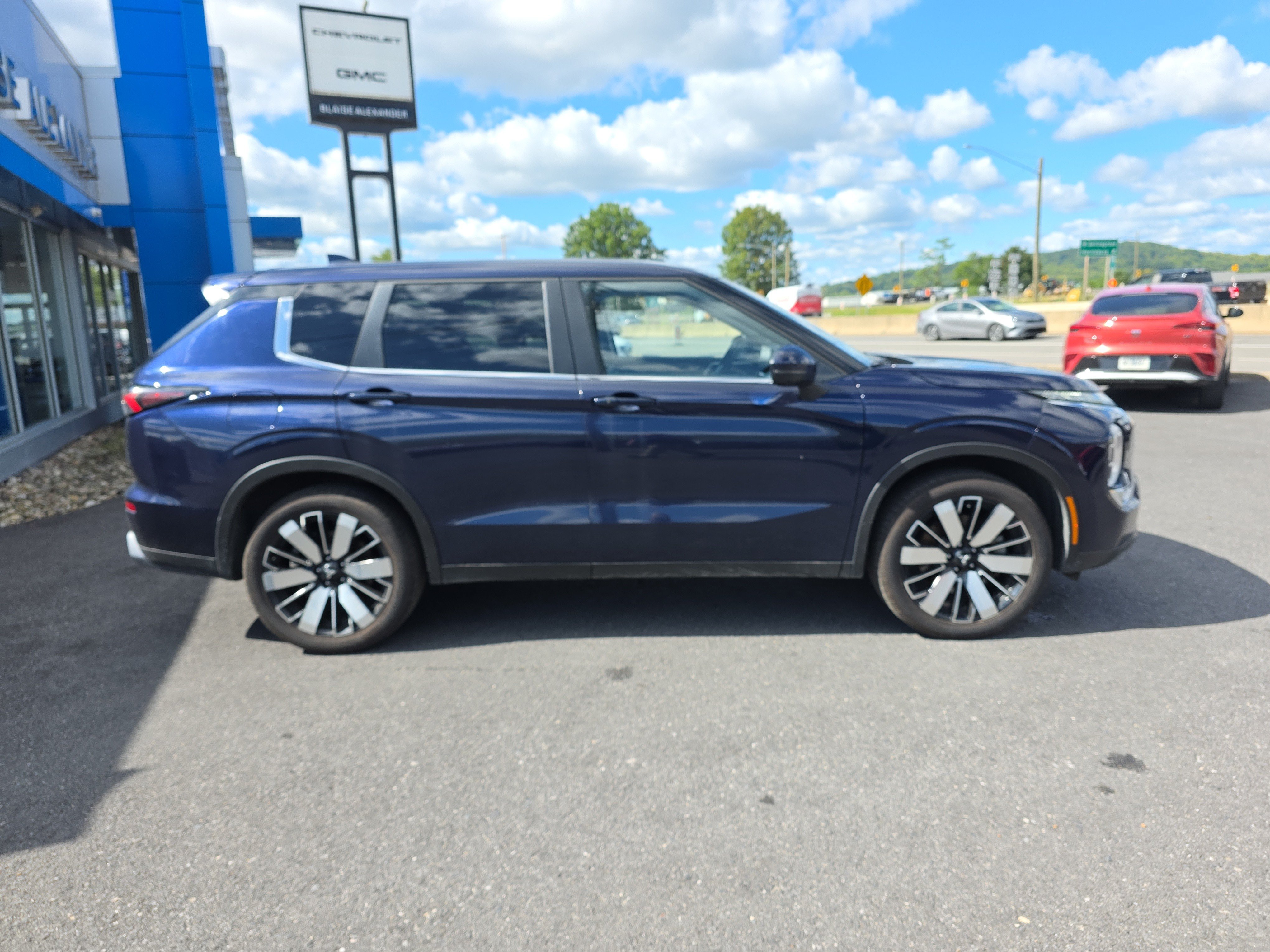 Used 2025 Mitsubishi Outlander SE SUV