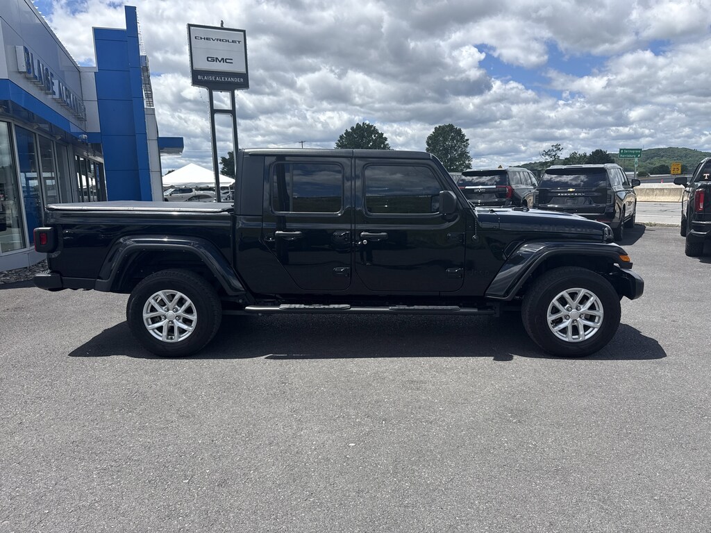 Used 2023 Jeep Gladiator Sport Truck Crew Cab