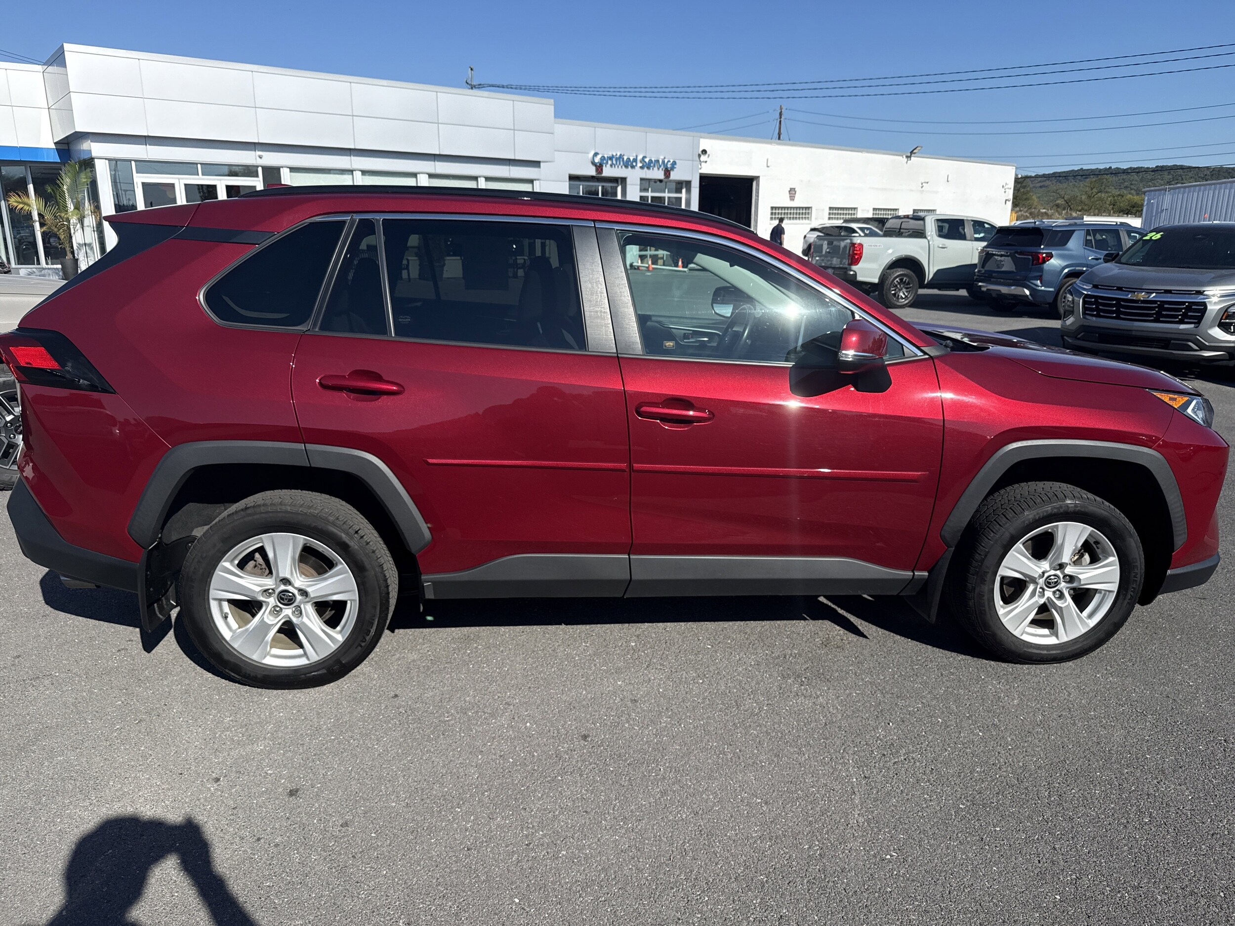 2021 Toyota RAV4 XLE photo 2