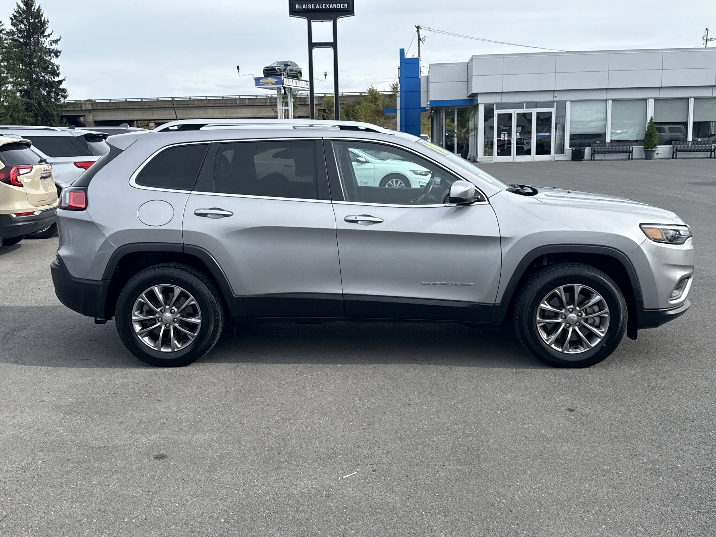 2019 Jeep Cherokee Latitude photo 2