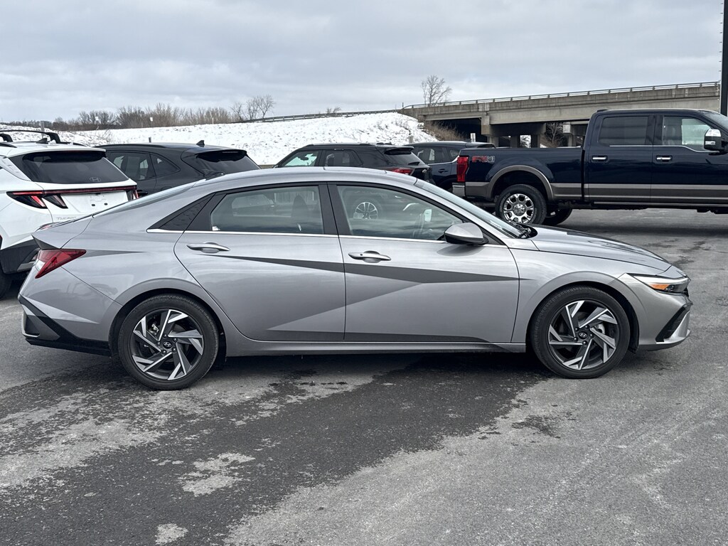 Used 2025 Hyundai Elantra SEL Convenience Sedan