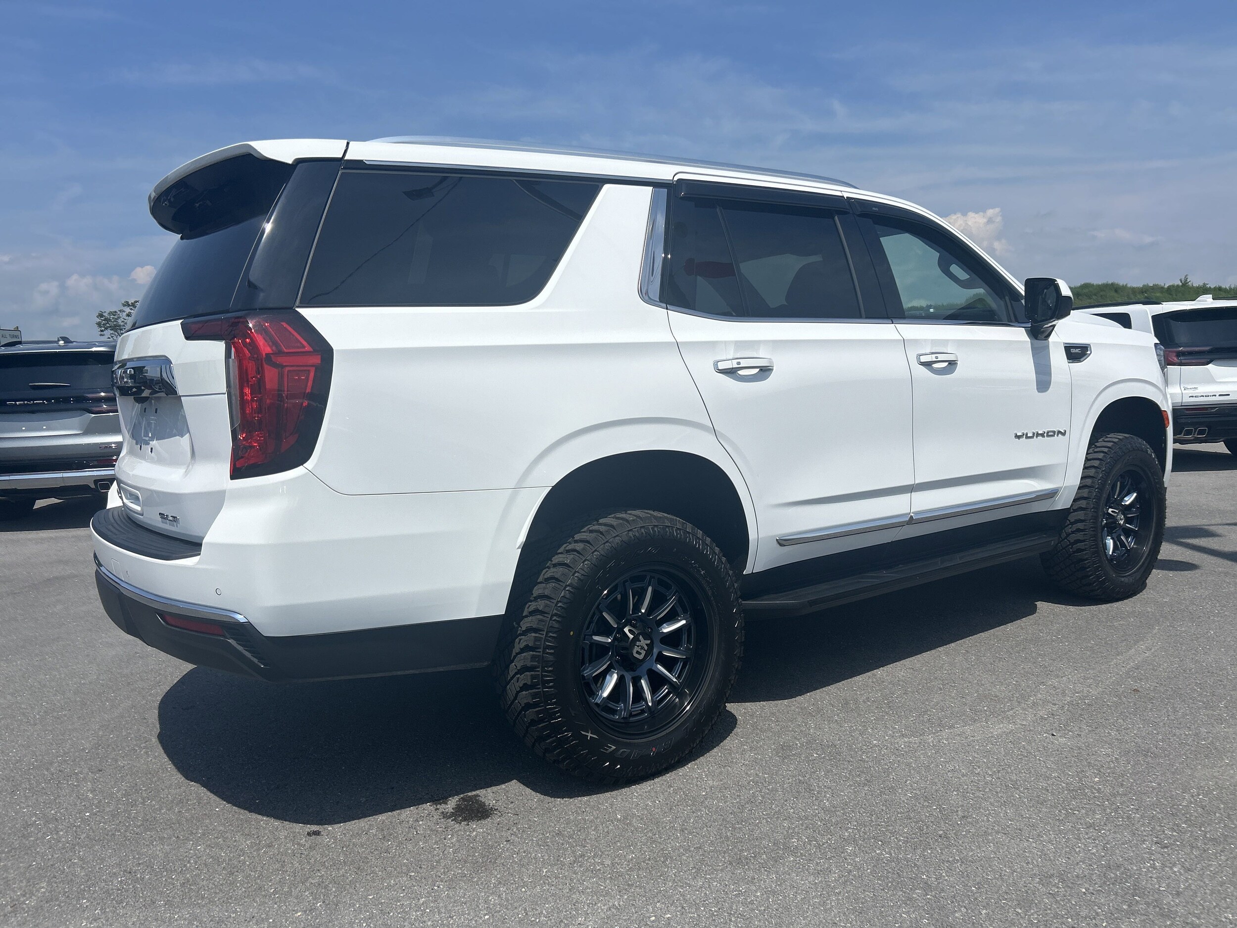 2023 Gmc Yukon SLT photo 3