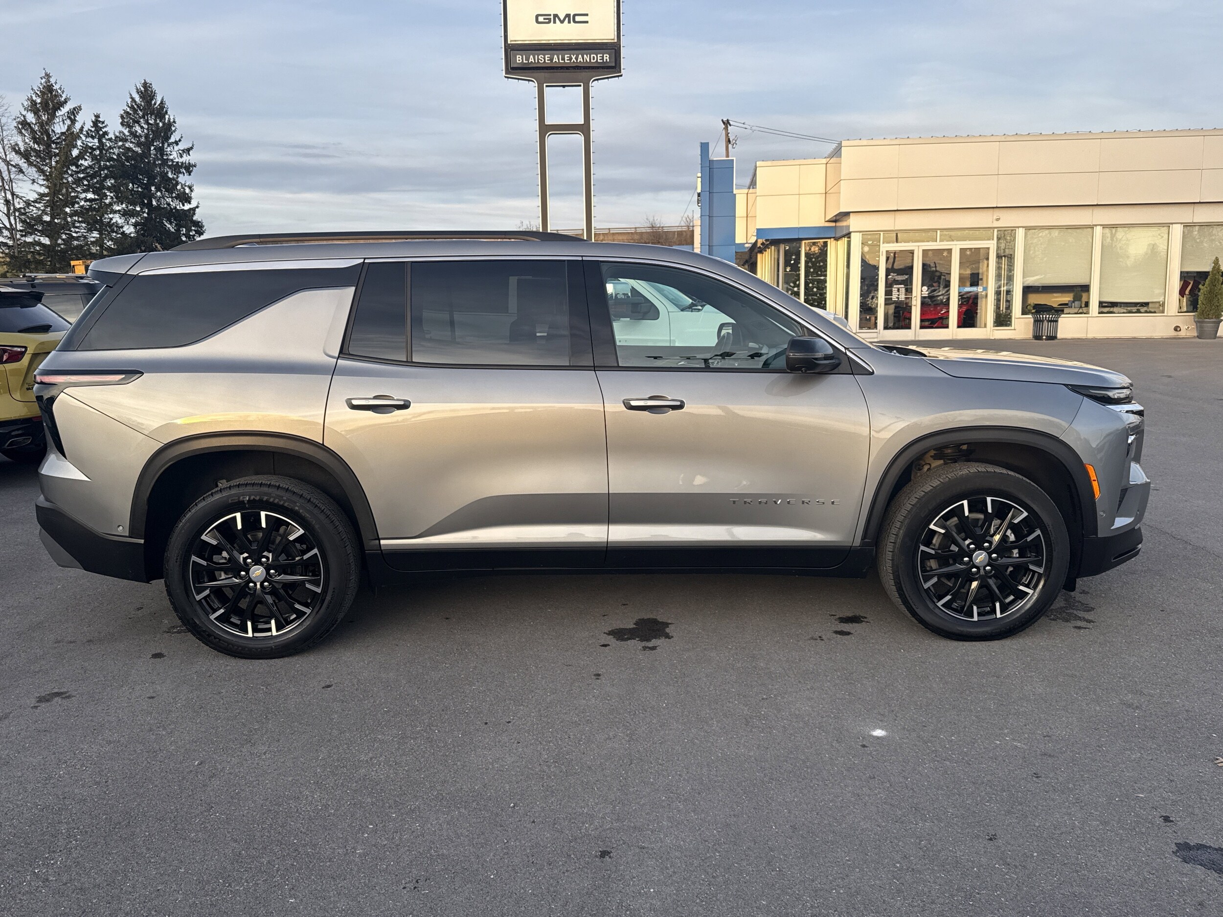 2024 Chevrolet Traverse photo 2