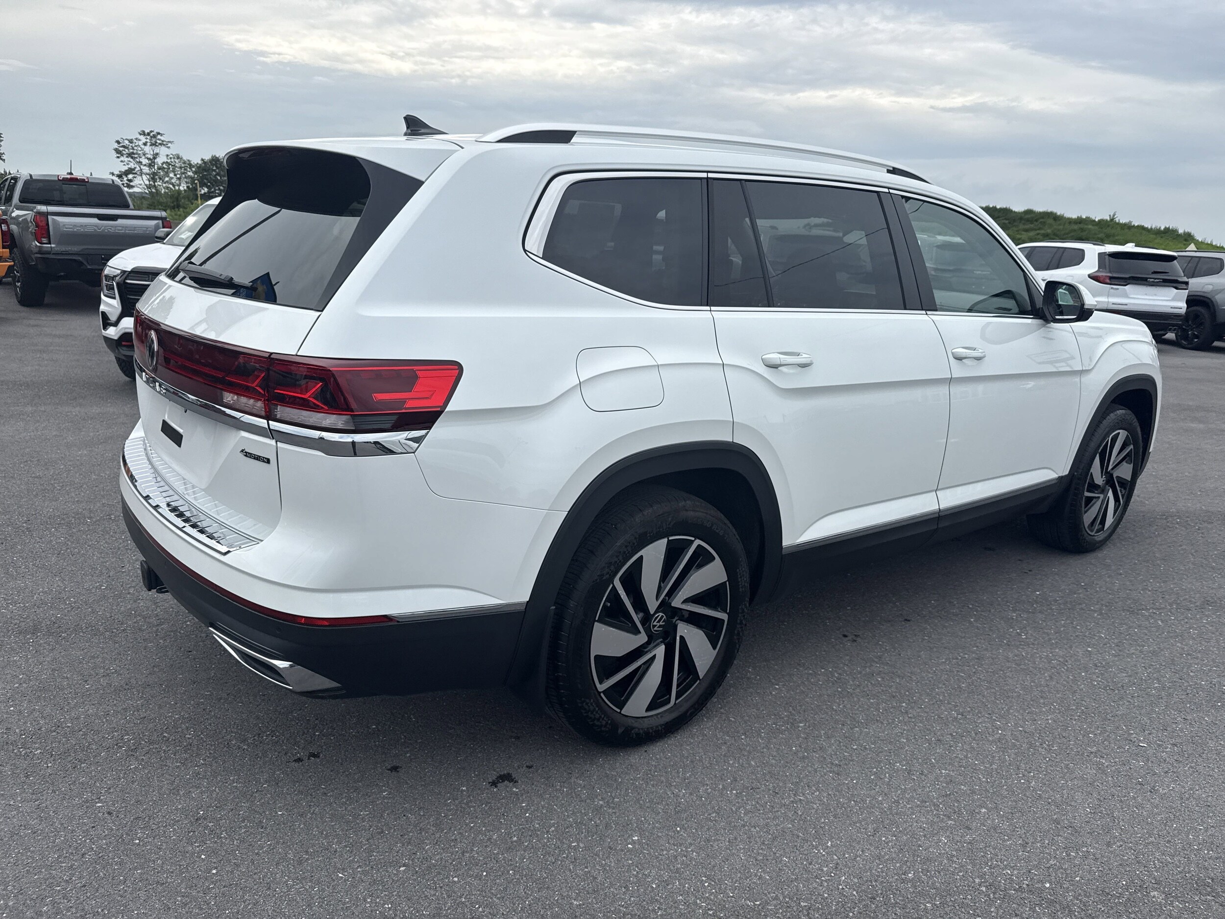 2024 Volkswagen Atlas SEL photo 3