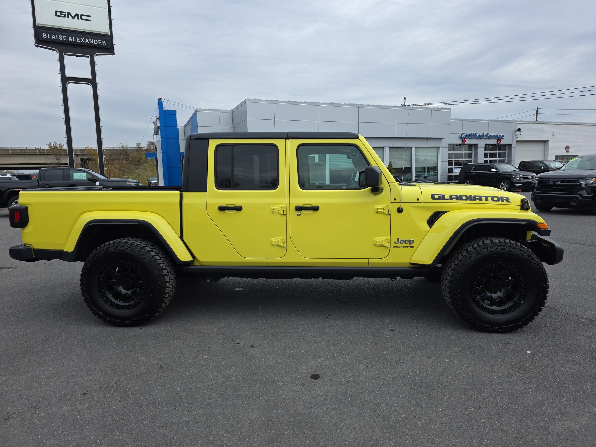 2023 Jeep Gladiator Overland photo 2