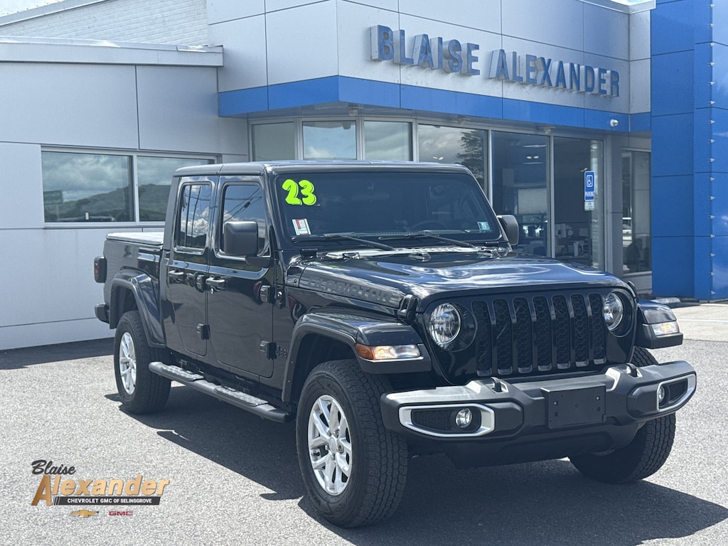 Used 2023 Jeep Gladiator Sport Truck Crew Cab