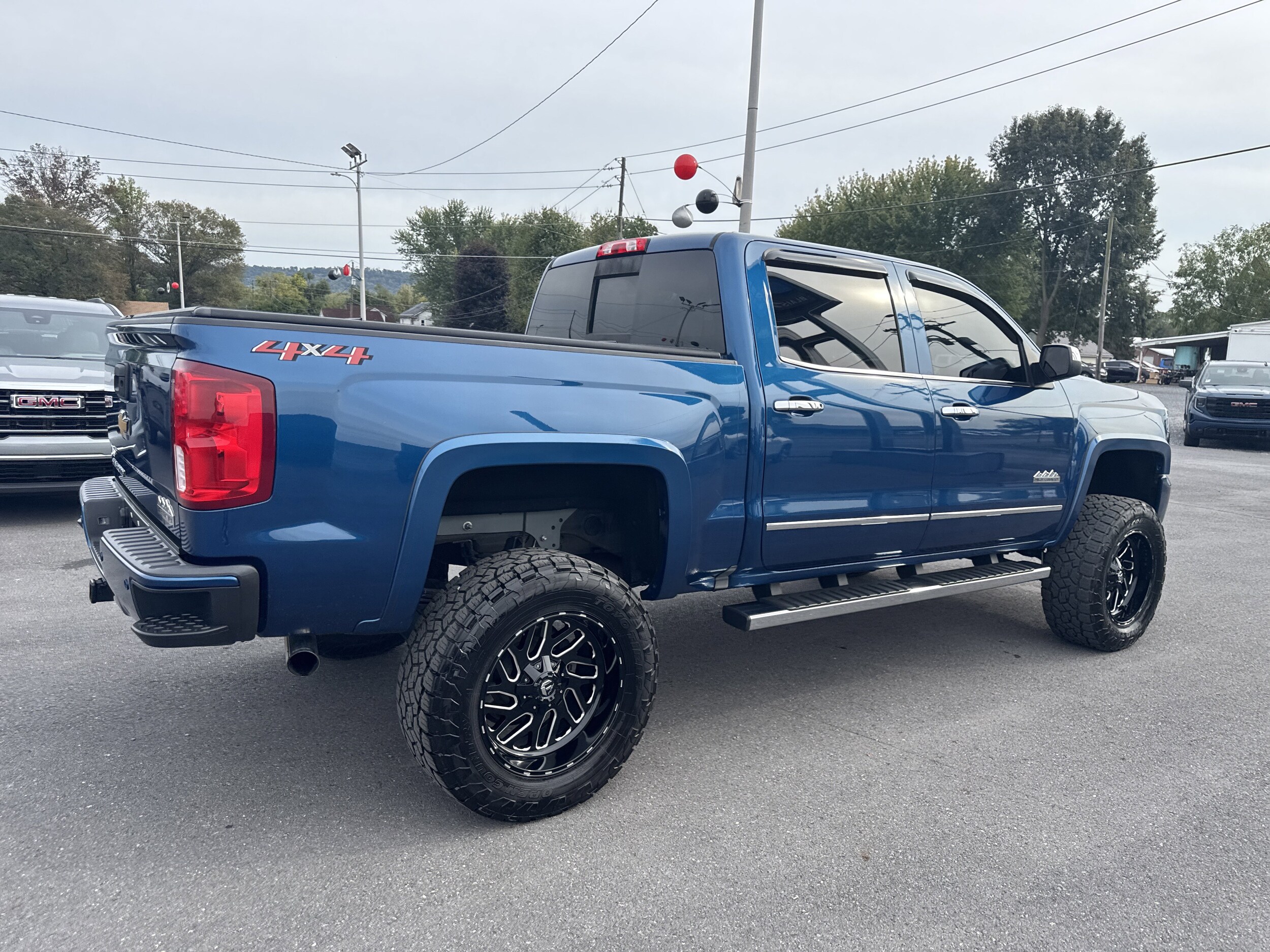 2018 Chevrolet Silverado 1500 High Country photo 3