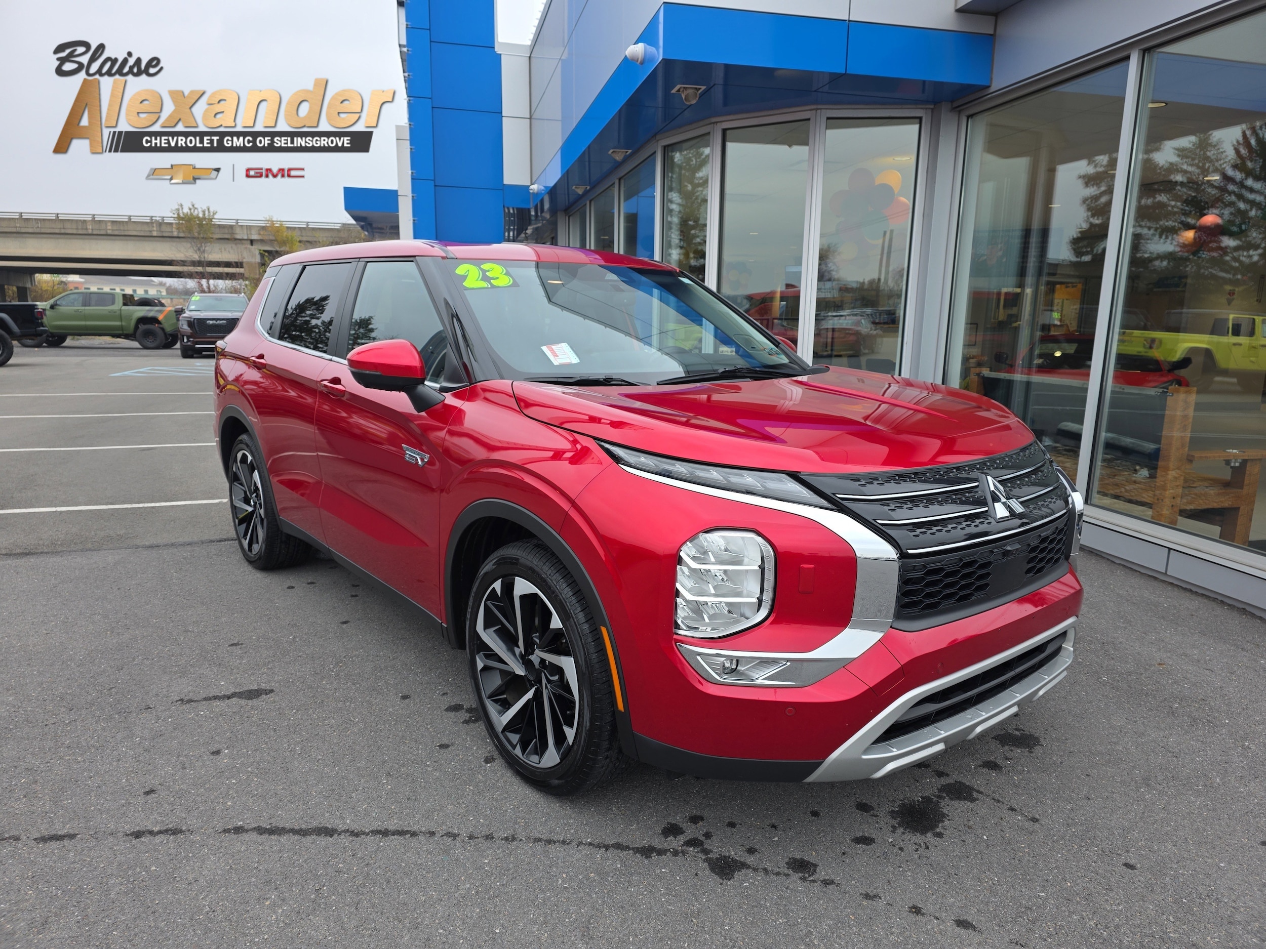 2023 Mitsubishi Outlander Plug-In Hybrid SE's photo