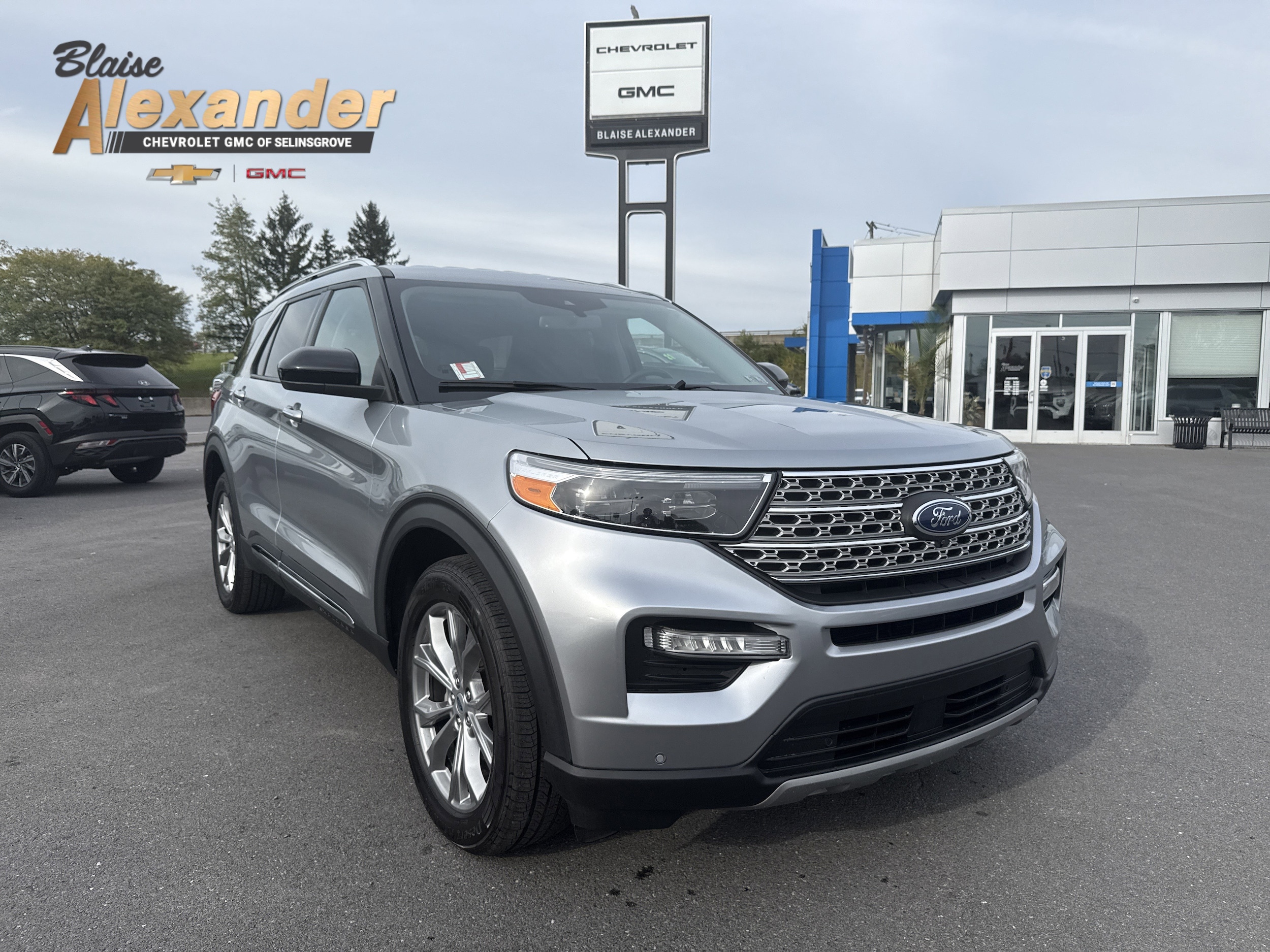 2023 Ford Explorer Limited's photo
