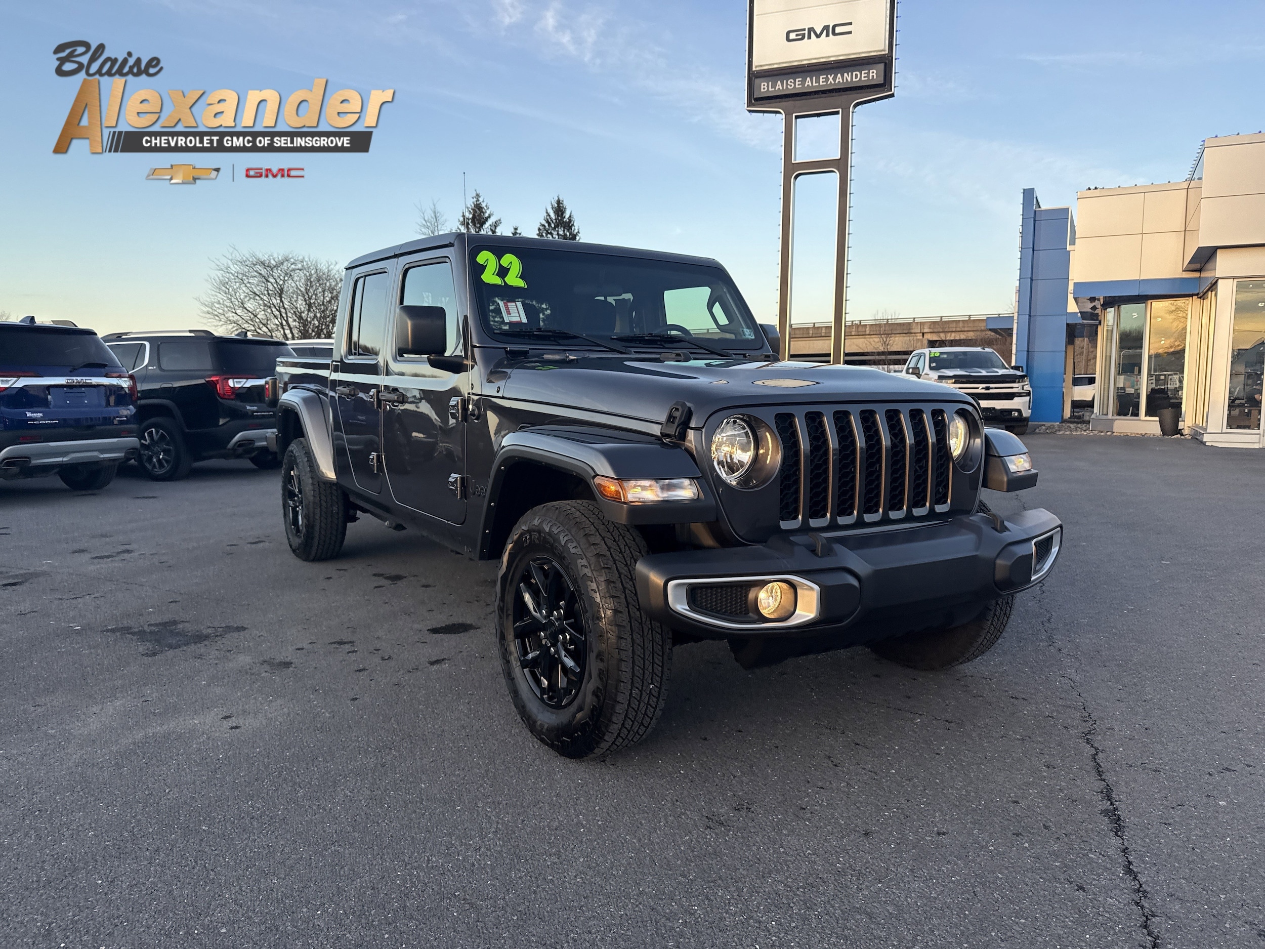 2022 Jeep Gladiator Sport S's photo