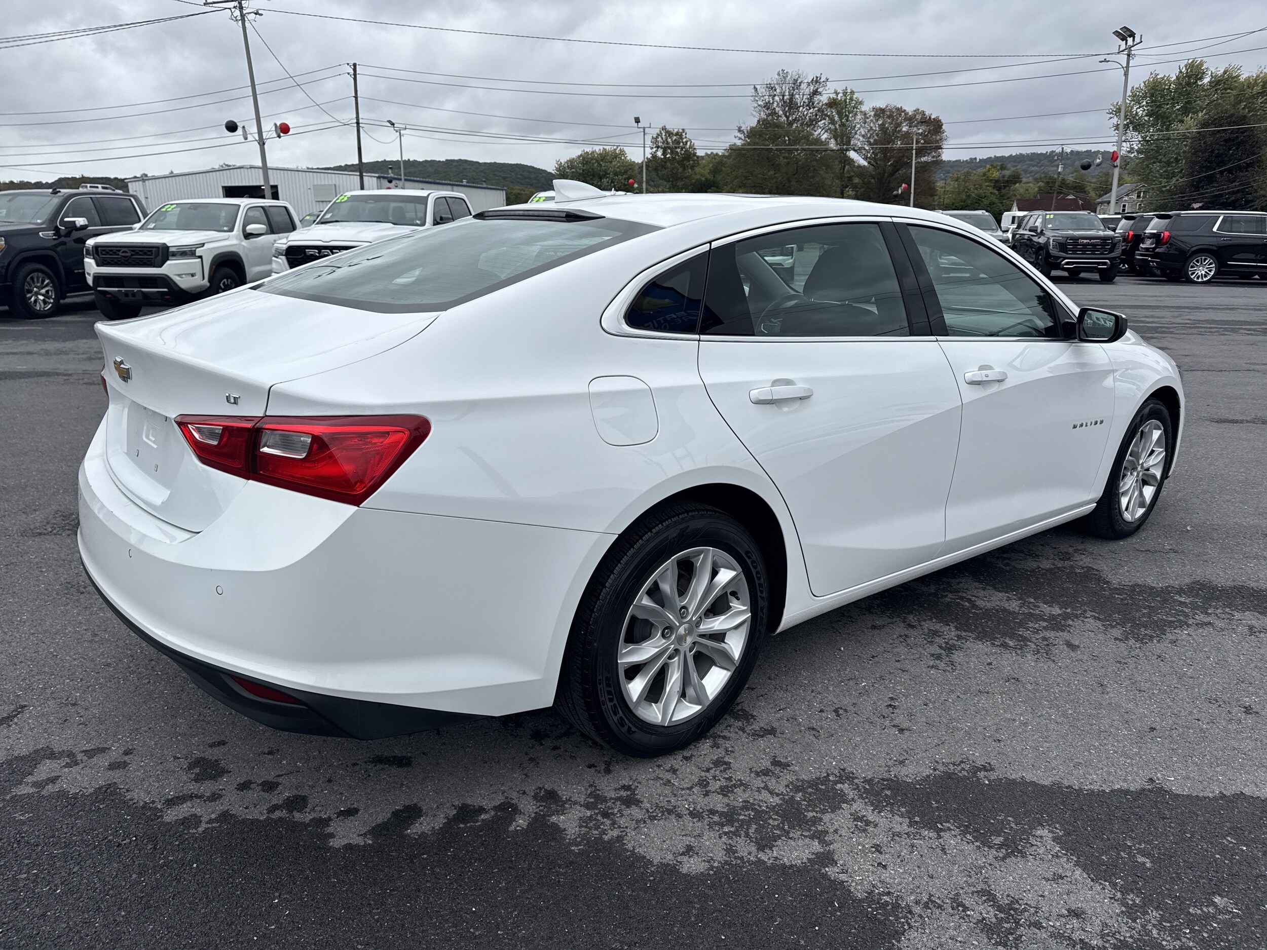 2024 Chevrolet Malibu 1LT photo 2