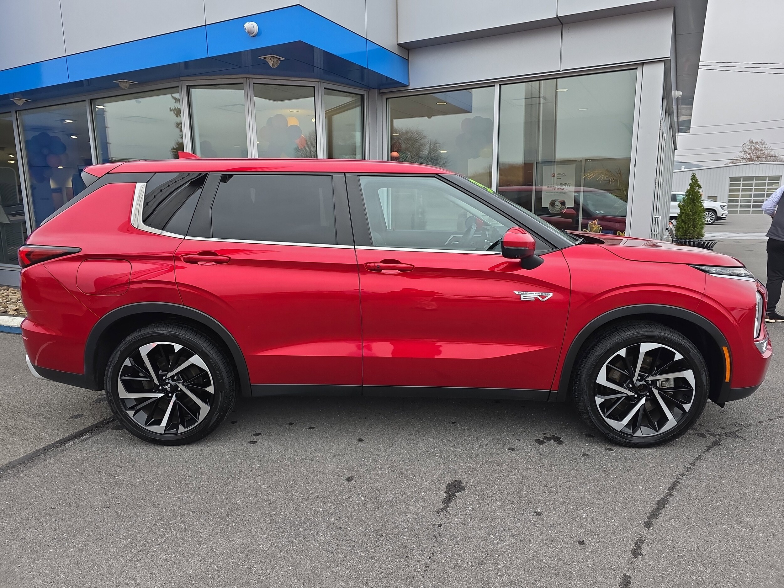 2023 Mitsubishi Outlander PHEV photo 2