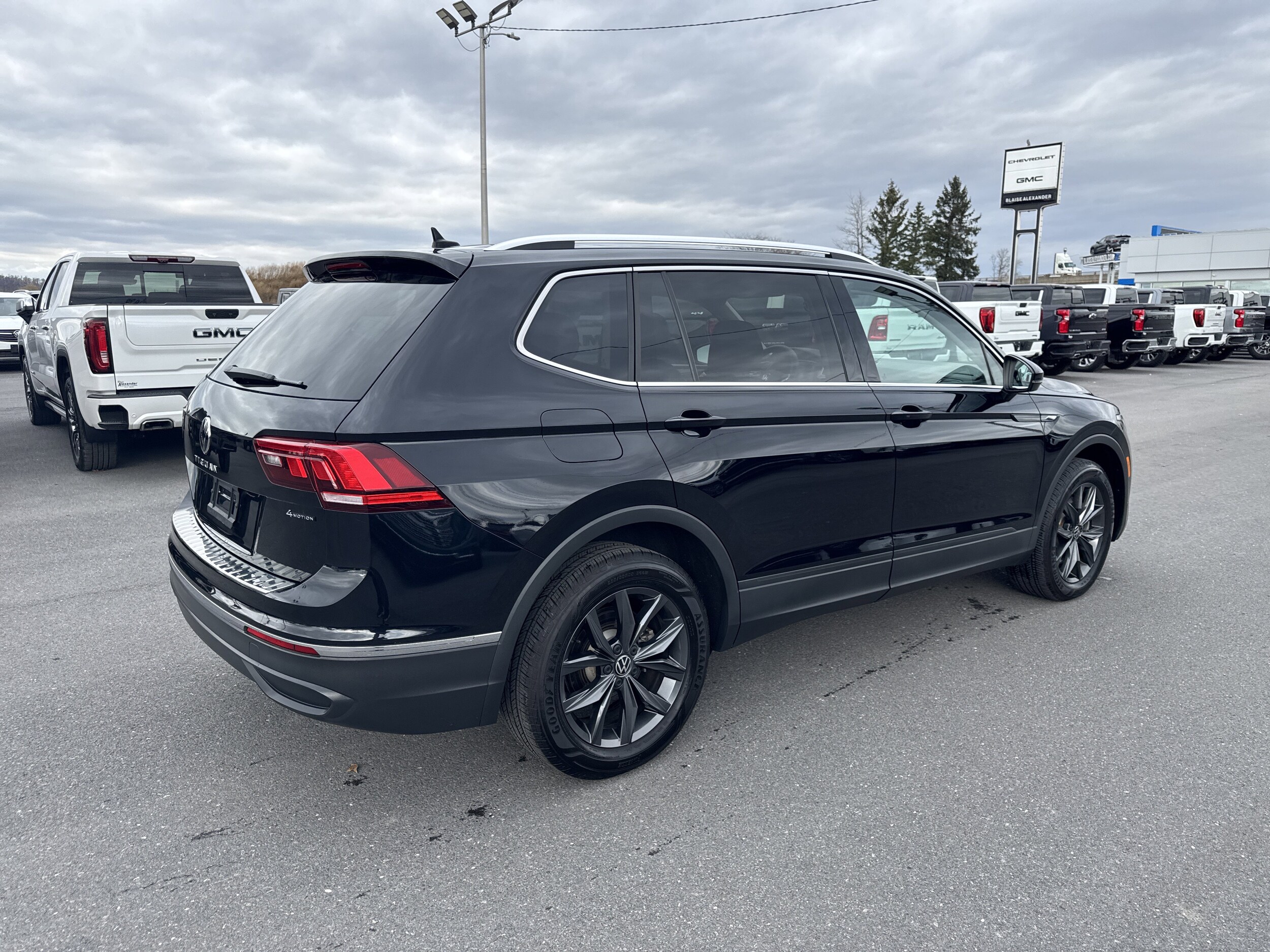 2022 Volkswagen Tiguan SE photo 3